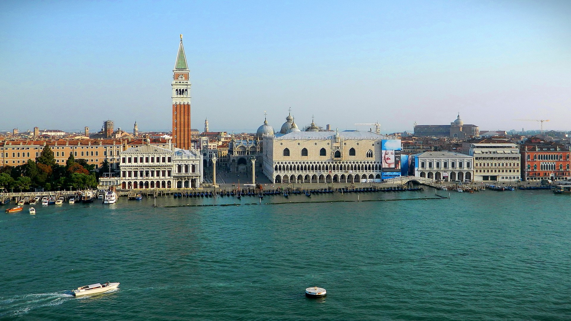 Venice cityscape with Doge's Palace and Campanile HD Wallpaper