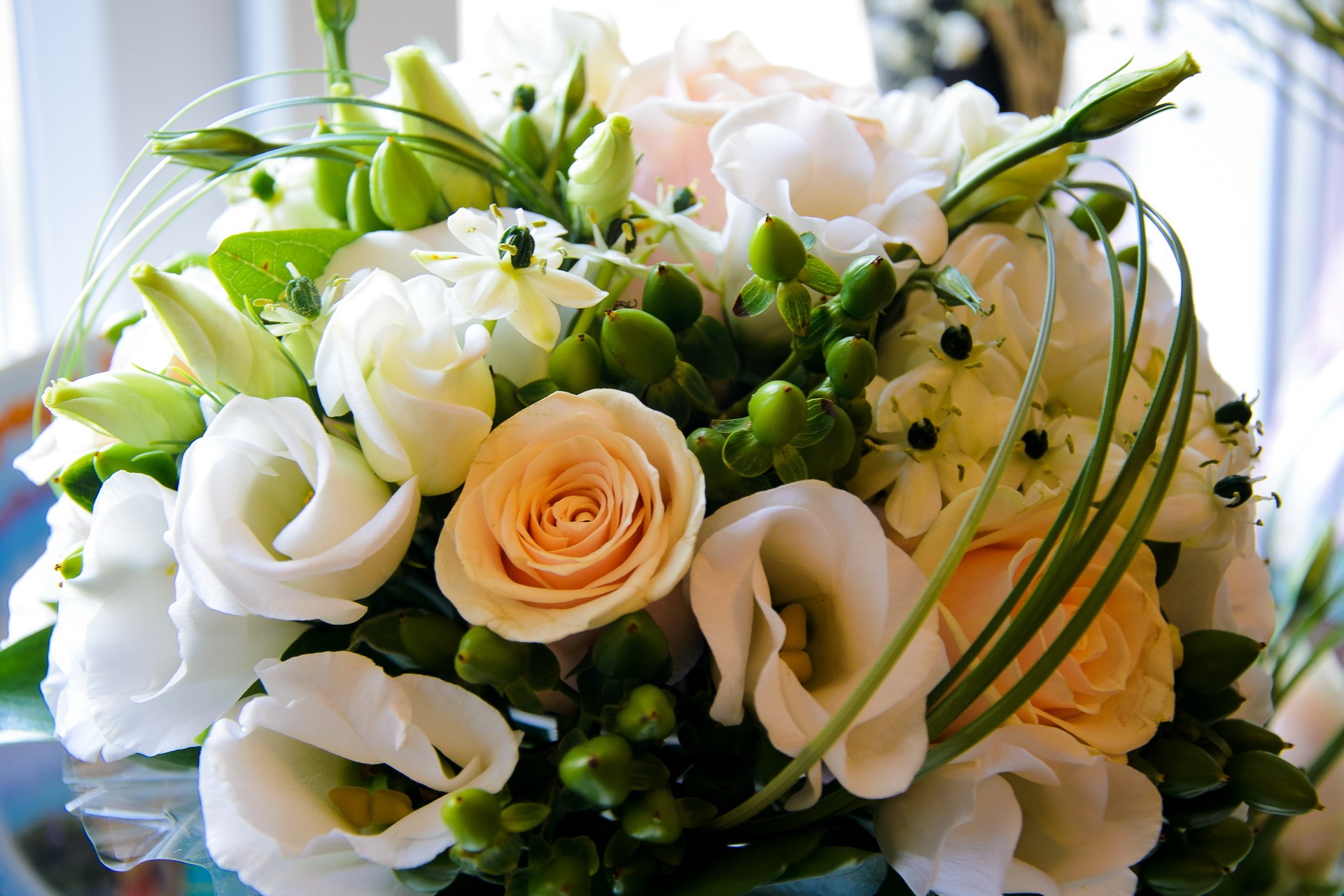 White and peach rose bouquet with green berries HD Wallpaper