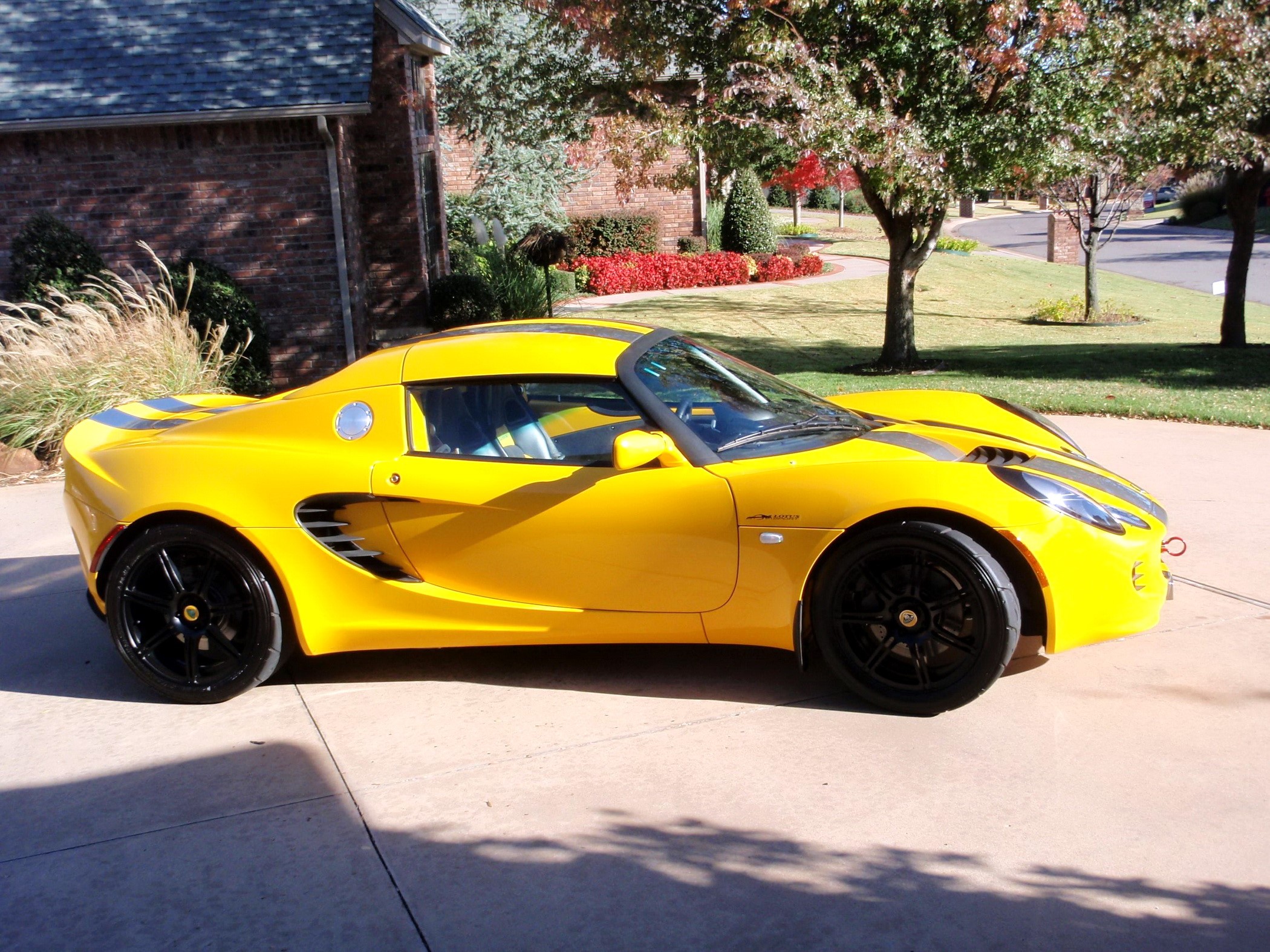 Yellow Lotus Elise sports car HD Wallpaper