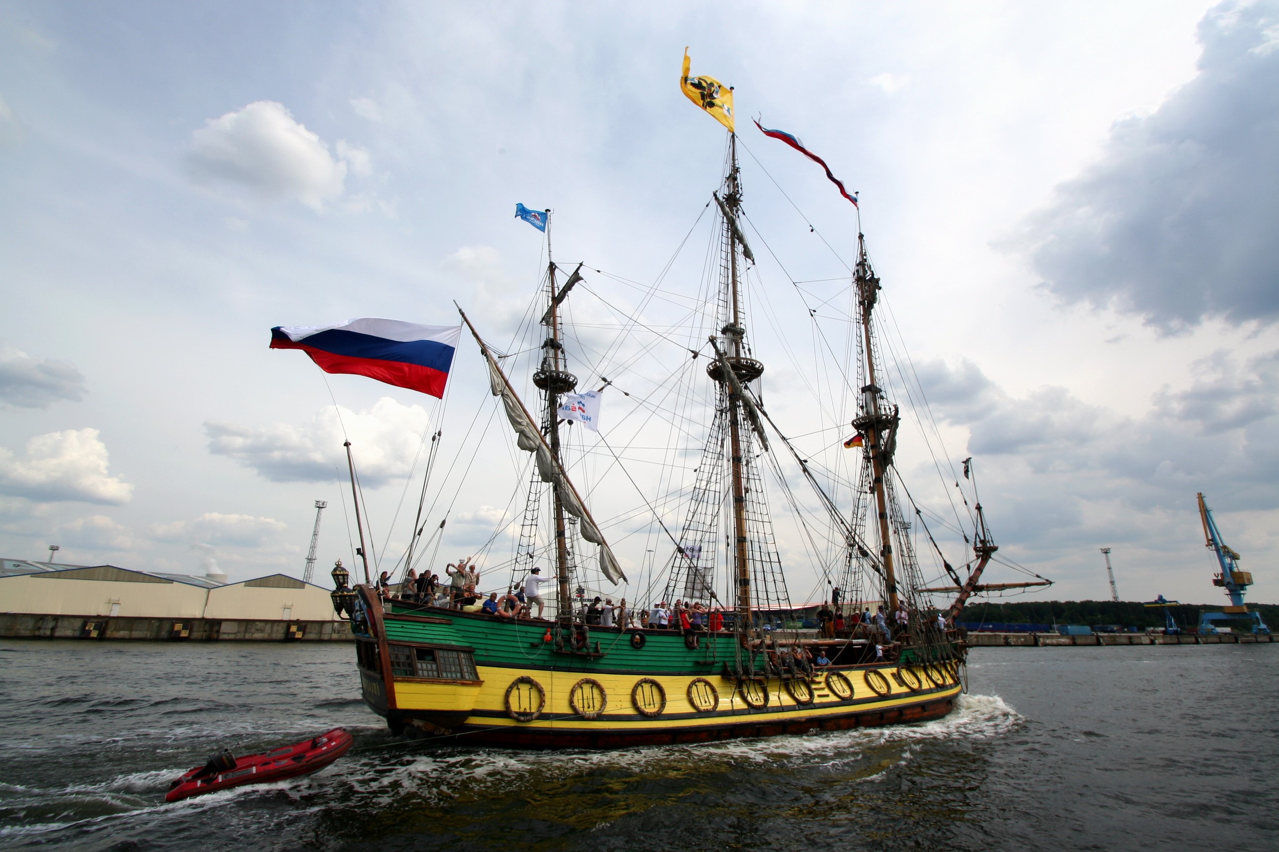 Shtandart sailing ship with Russian flag HD Wallpaper