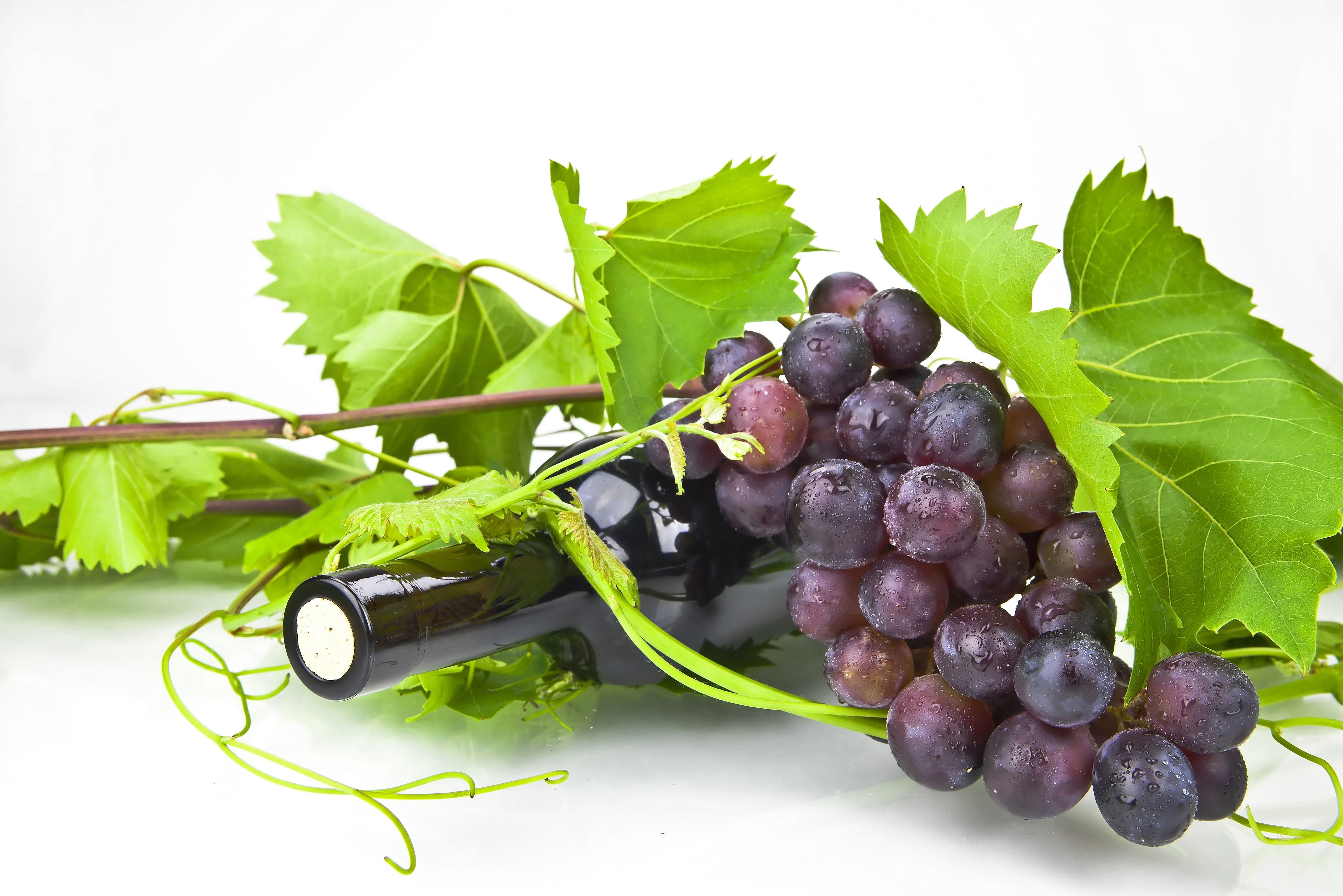 Grapes and a bottle of wine HD Wallpaper