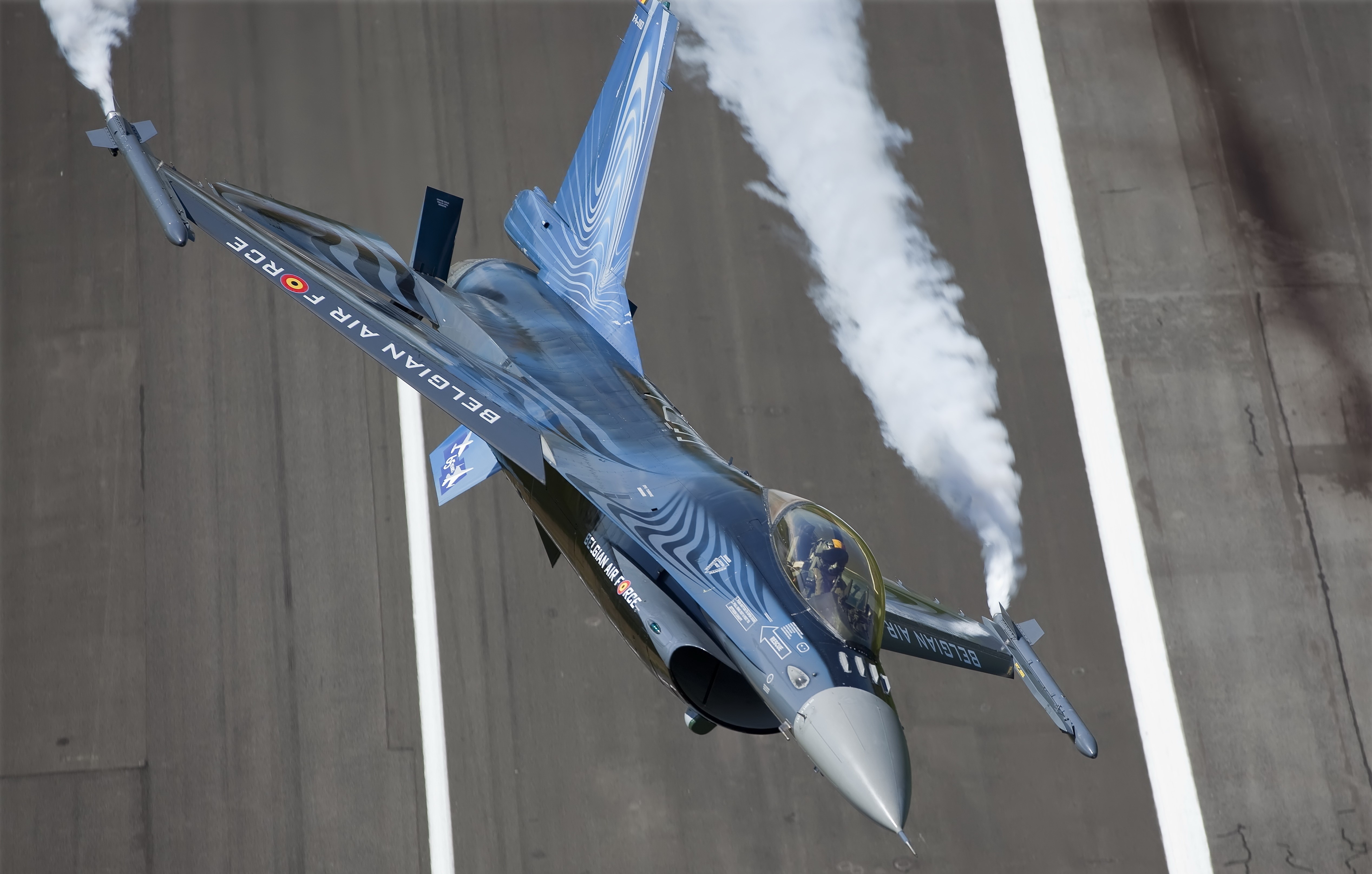 Belgian Air Force F-16 Fighting Falcon performing aerobatics HD Wallpaper