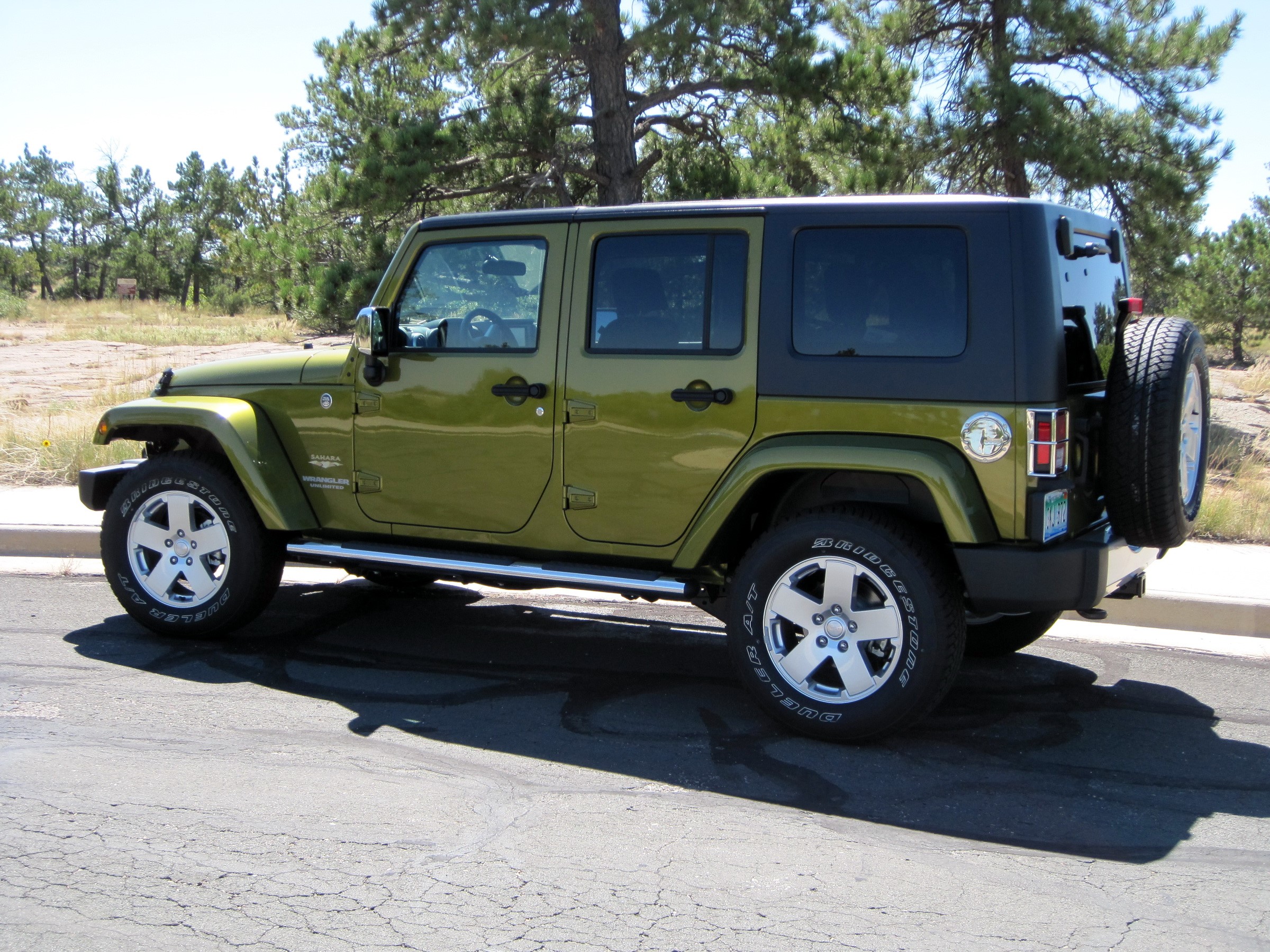 Green Jeep Wrangler parked on asphalt HD Wallpaper