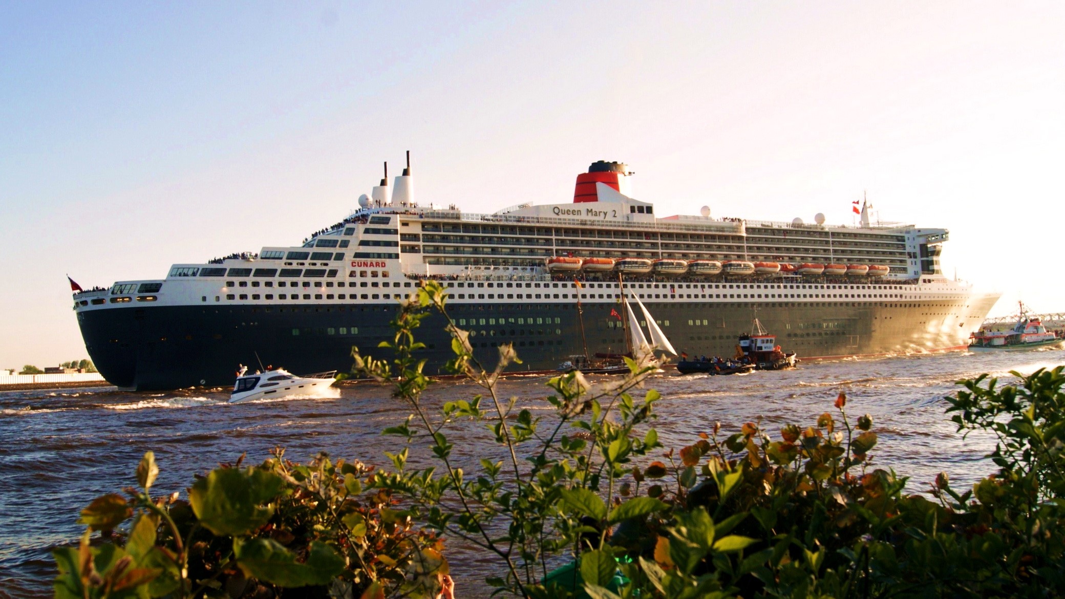 Queen Mary 2 cruise liner sailing on water HD Wallpaper