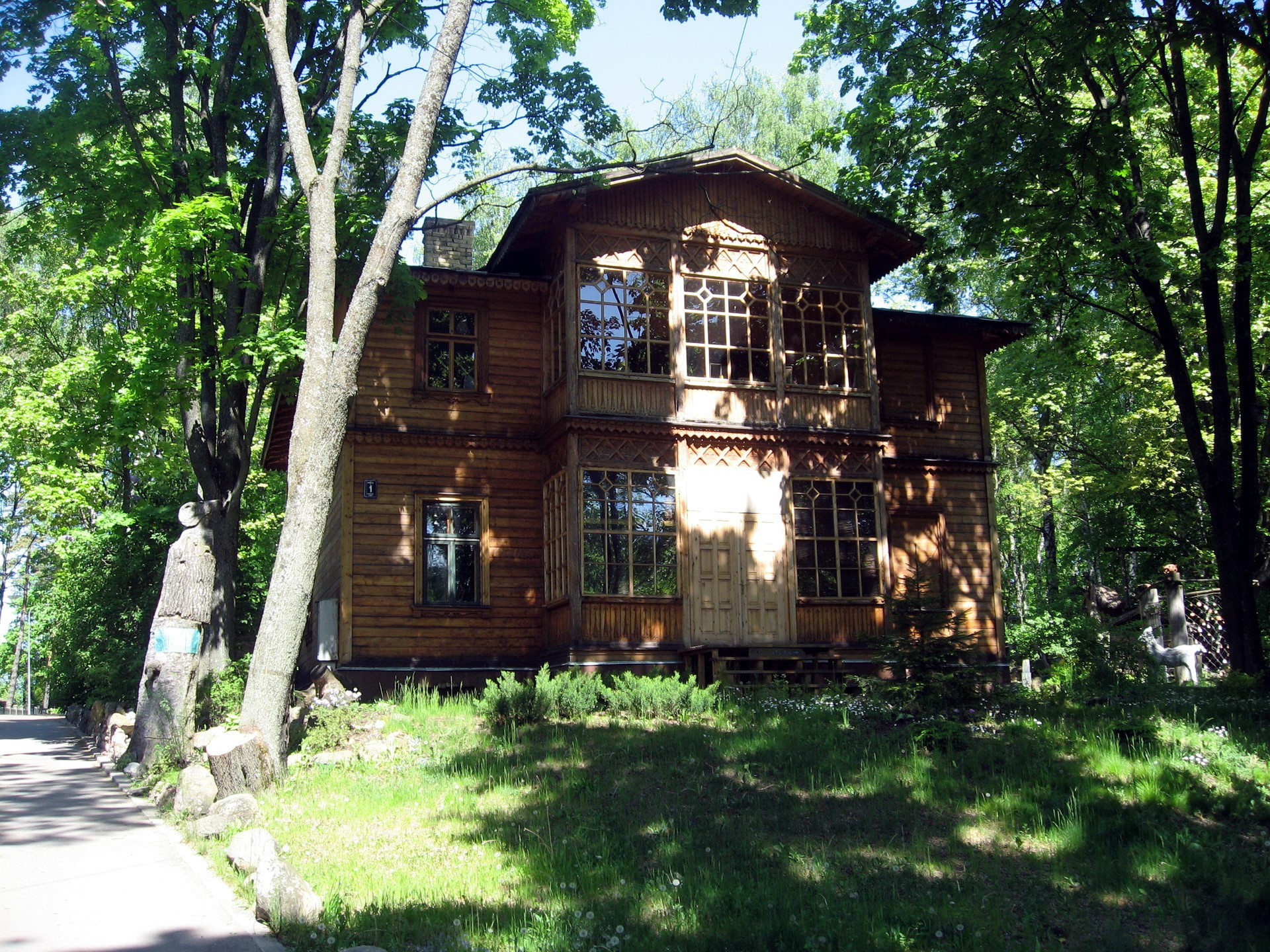 Wooden house in a forest setting HD Wallpaper