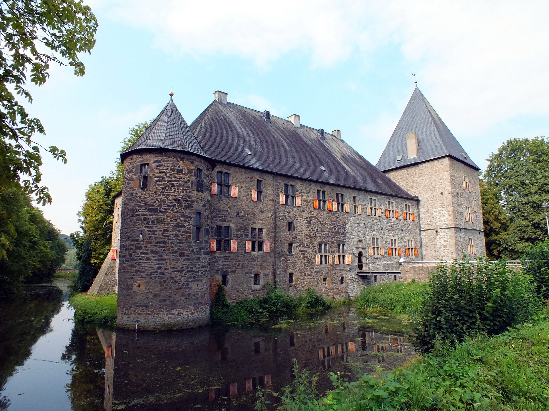 Haus Kemnade castle with moat in Germany HD Wallpaper