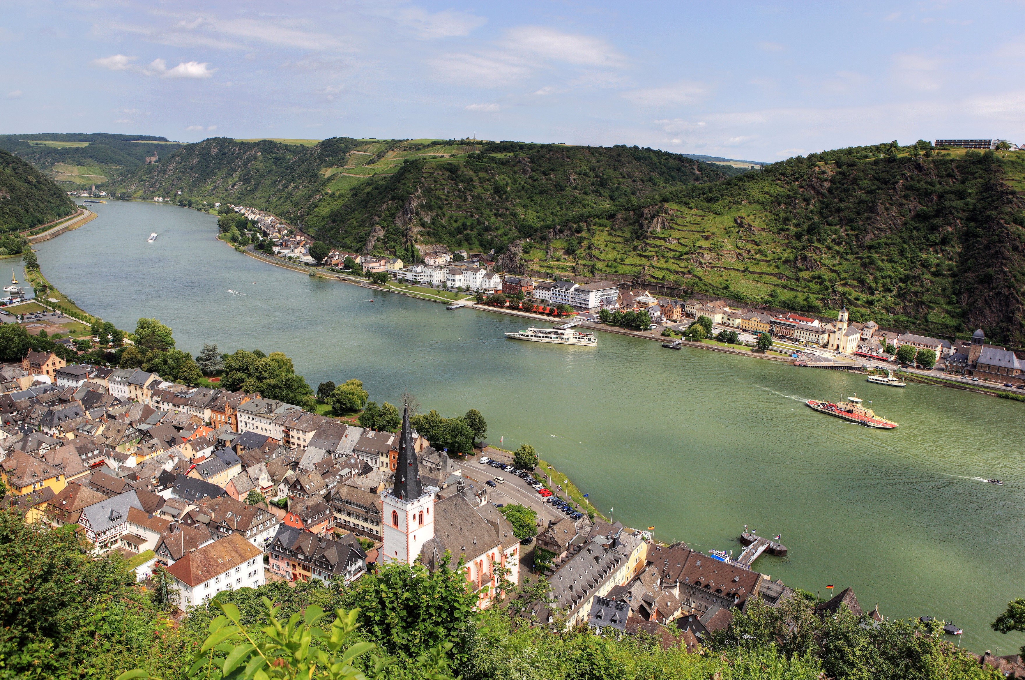 River town with vineyards in Germany HD Wallpaper