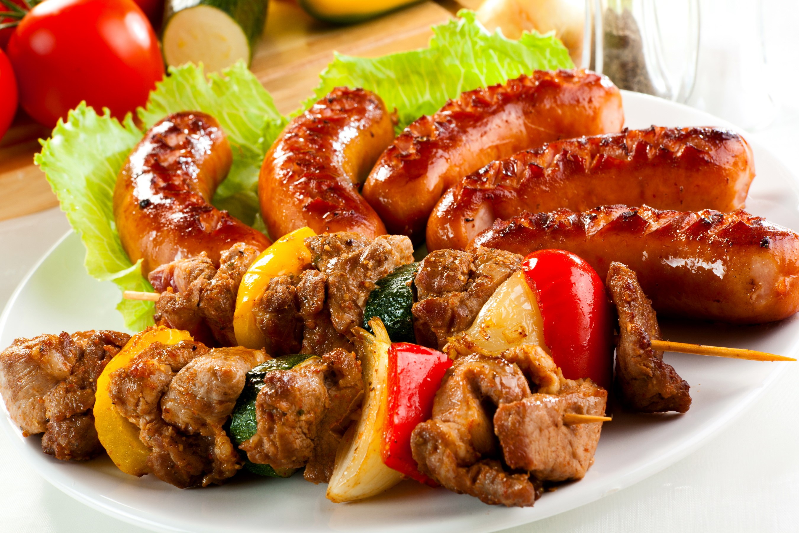 Grilled sausages and meat skewers with vegetables HD Wallpaper