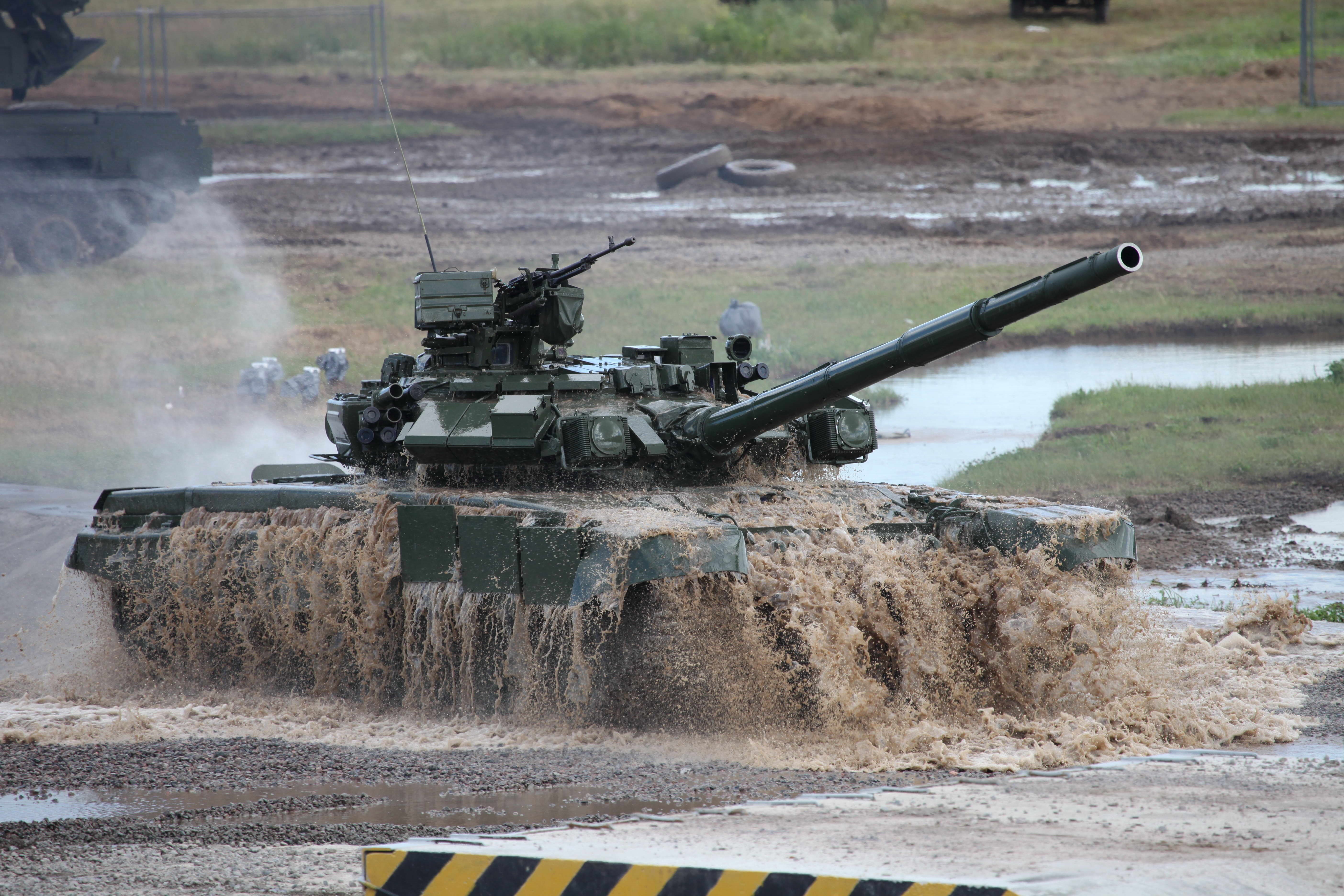 T-90 tank driving through mud and water HD Wallpaper