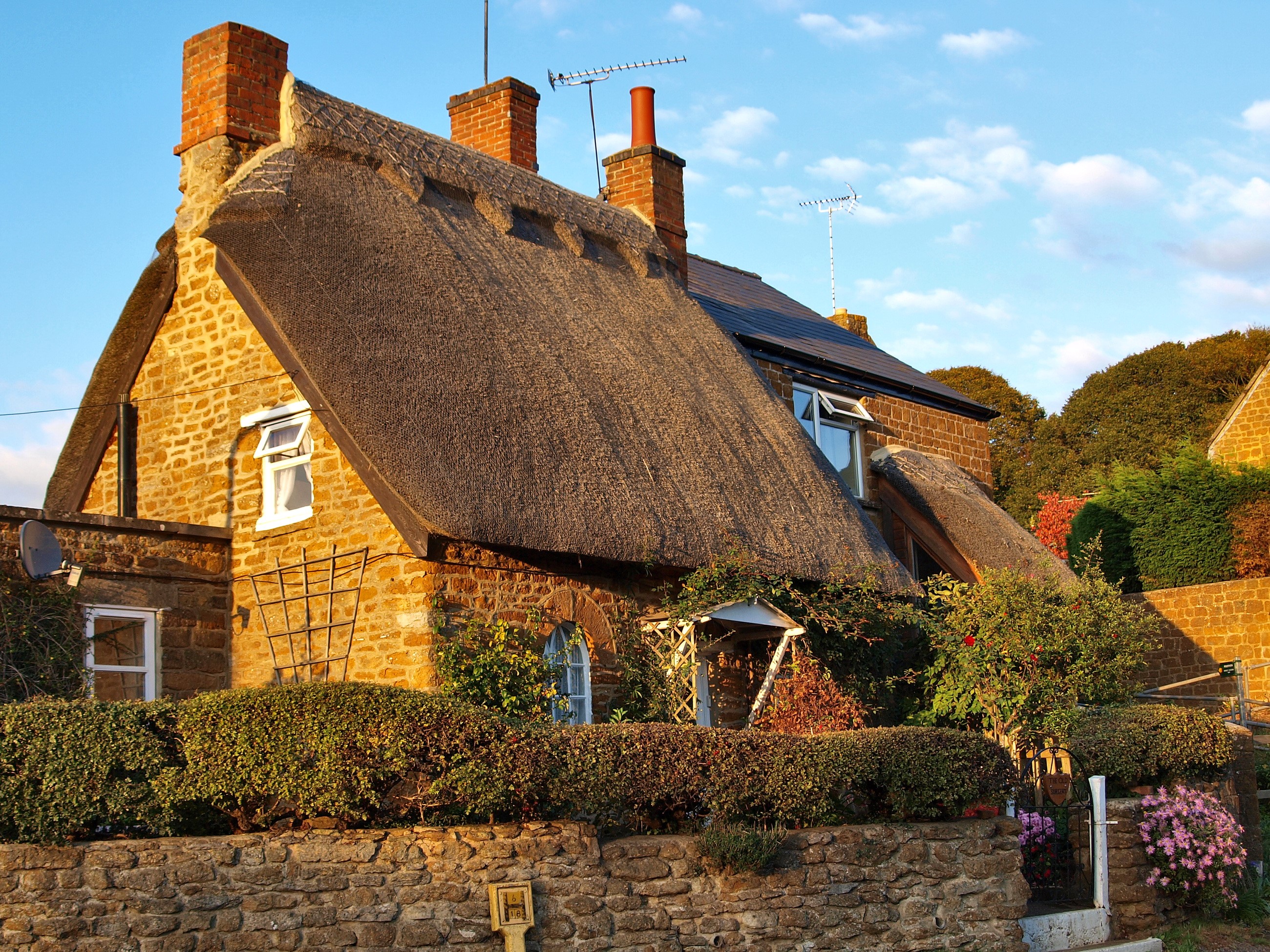 Thatched roof cottage in the United Kingdom HD Wallpaper
