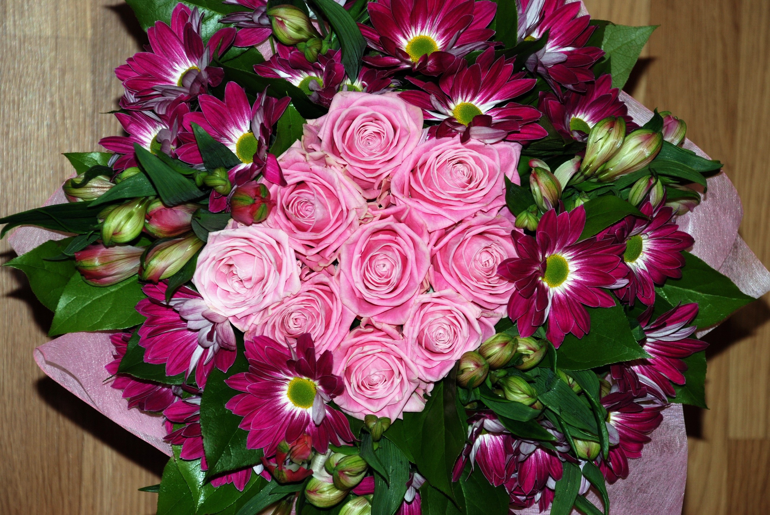 Pink roses and purple daisies bouquet HD Wallpaper