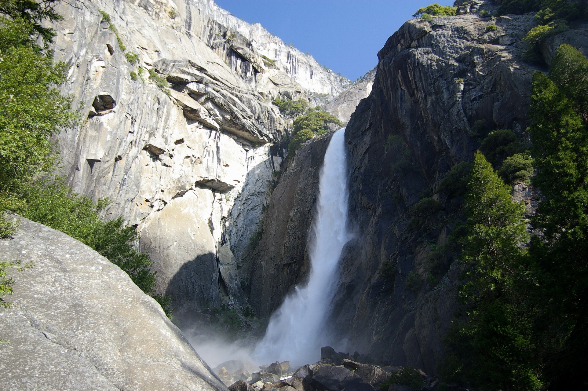 Lower Yosemite Fall in Yosemite National Park, California HD Wallpaper