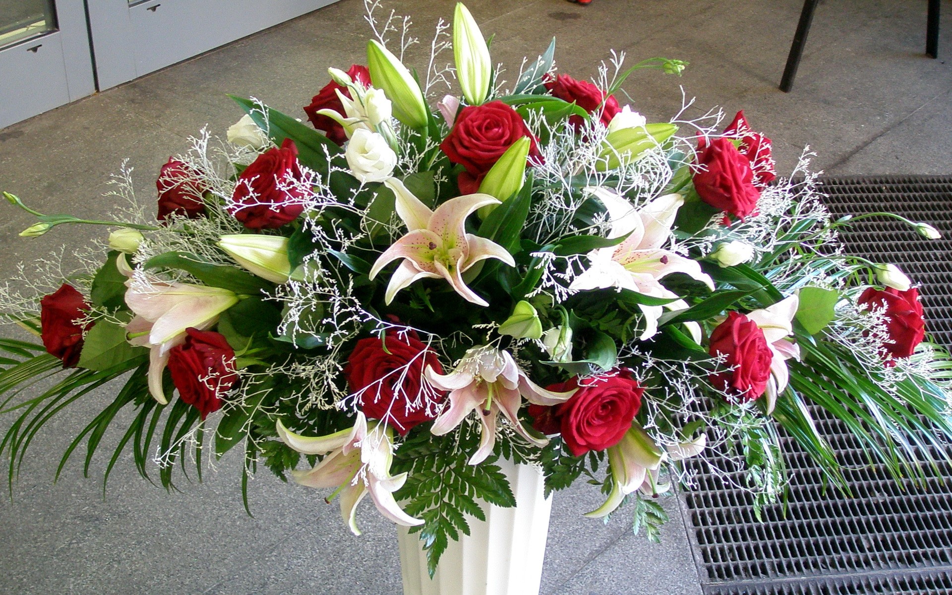Red roses and lilies floral arrangement HD Wallpaper