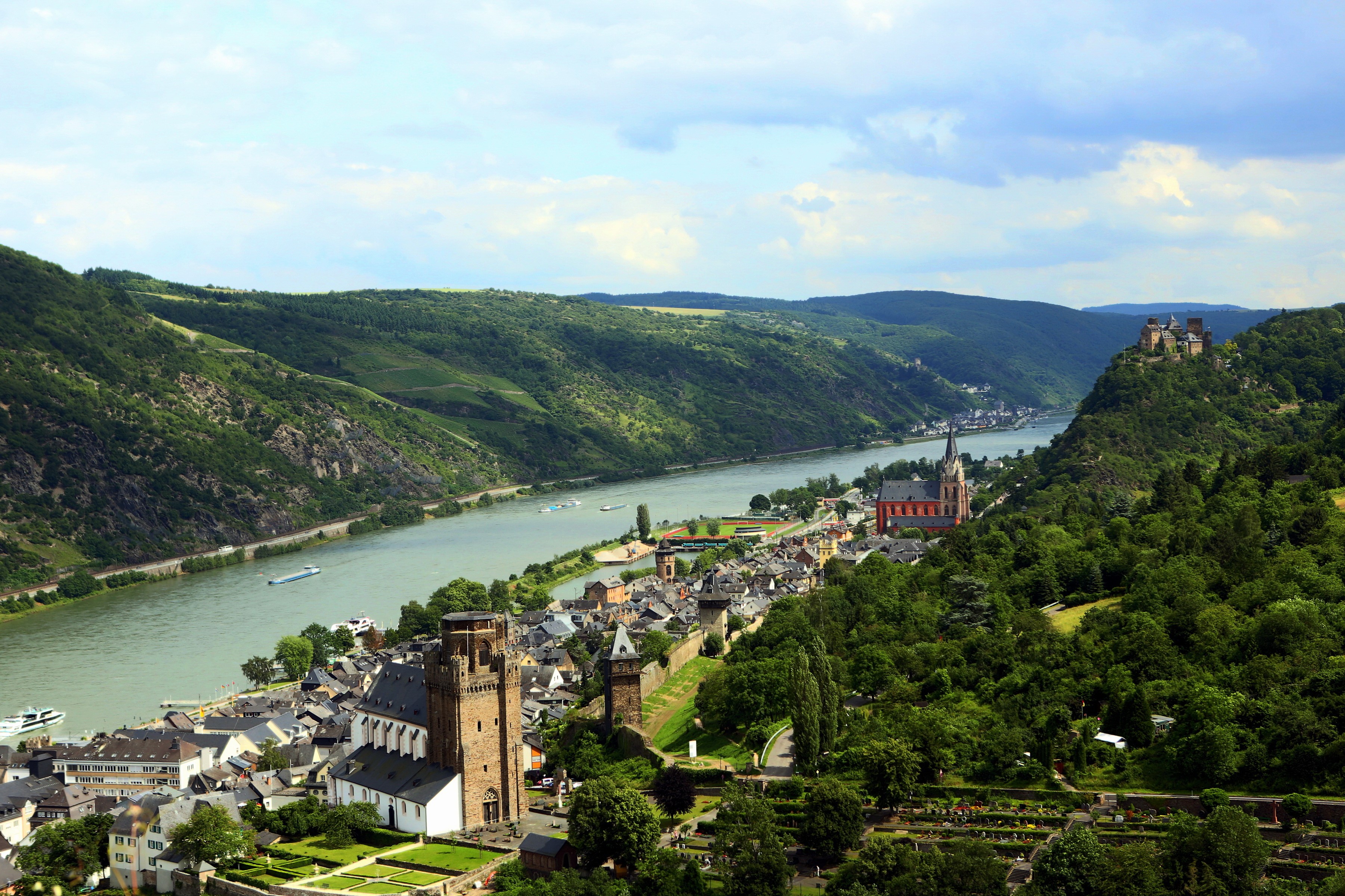 River town with castles and vineyards in Germany HD Wallpaper