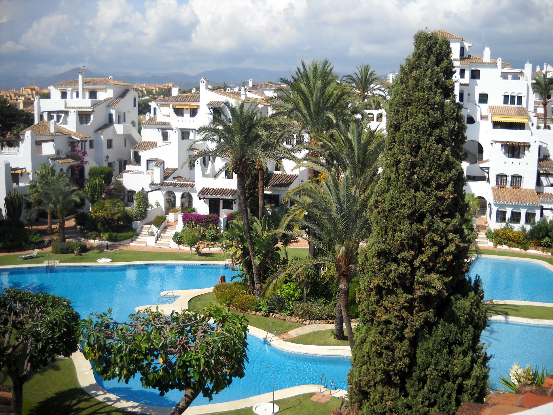 Resorts in Spain with swimming pools HD Wallpaper