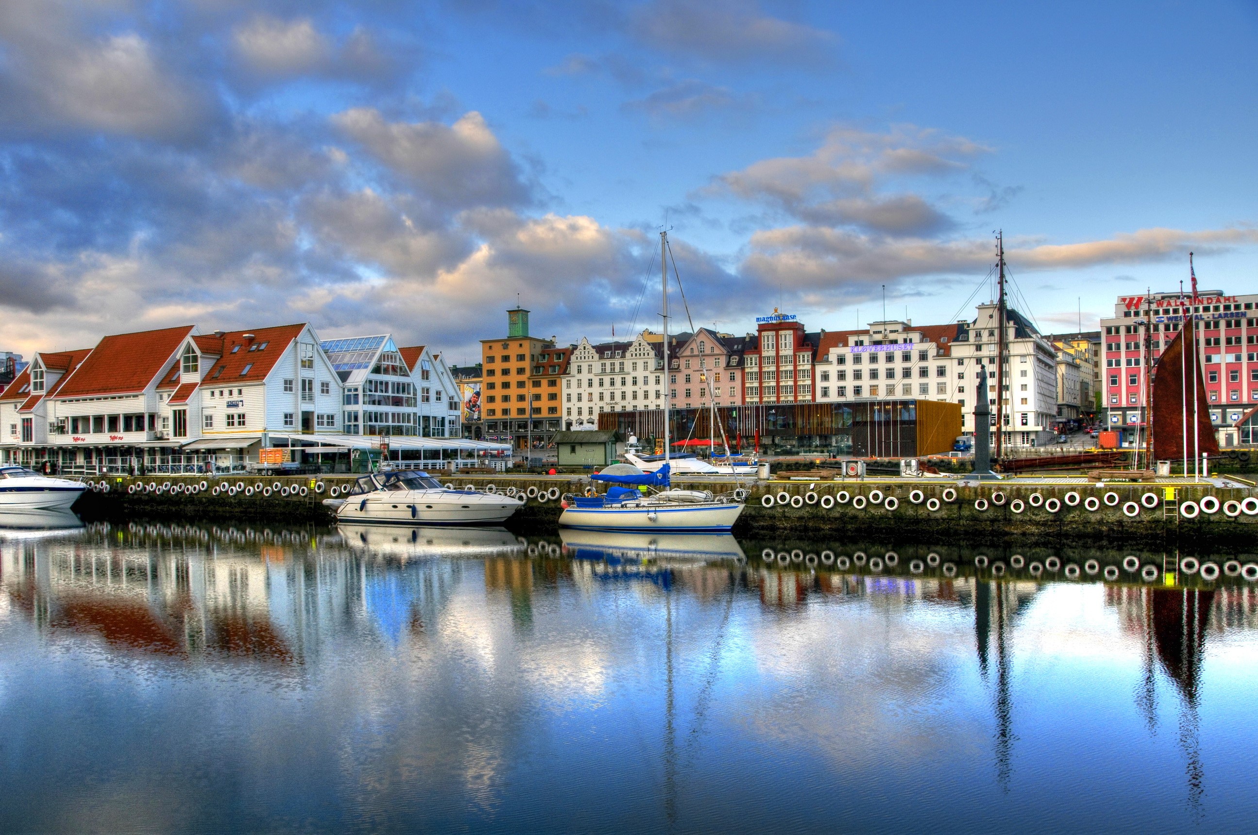 Harbor with boats and buildings in Norway HD Wallpaper