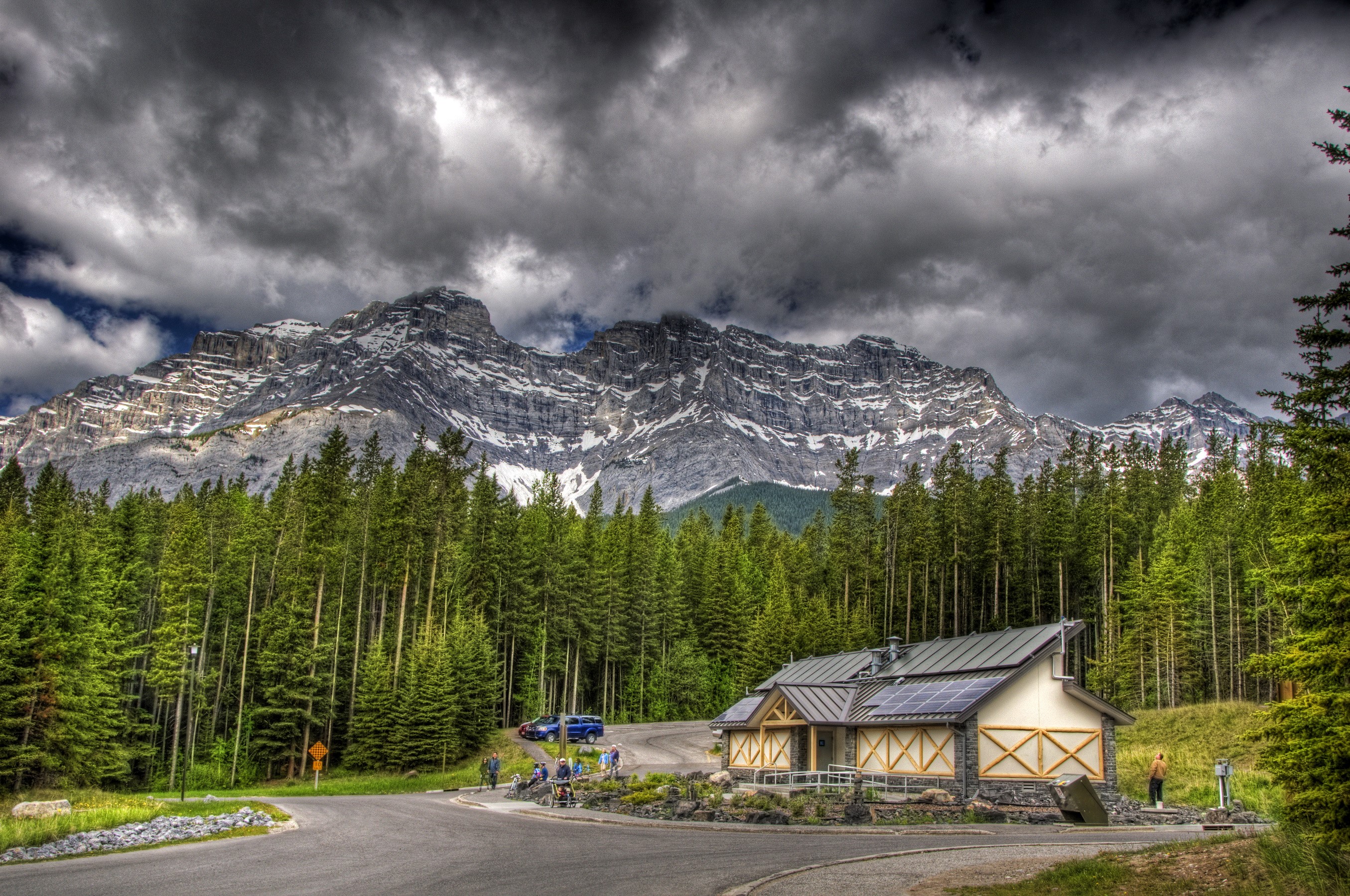 Building and Mountains in Banff National Park, Canada HD Wallpaper
