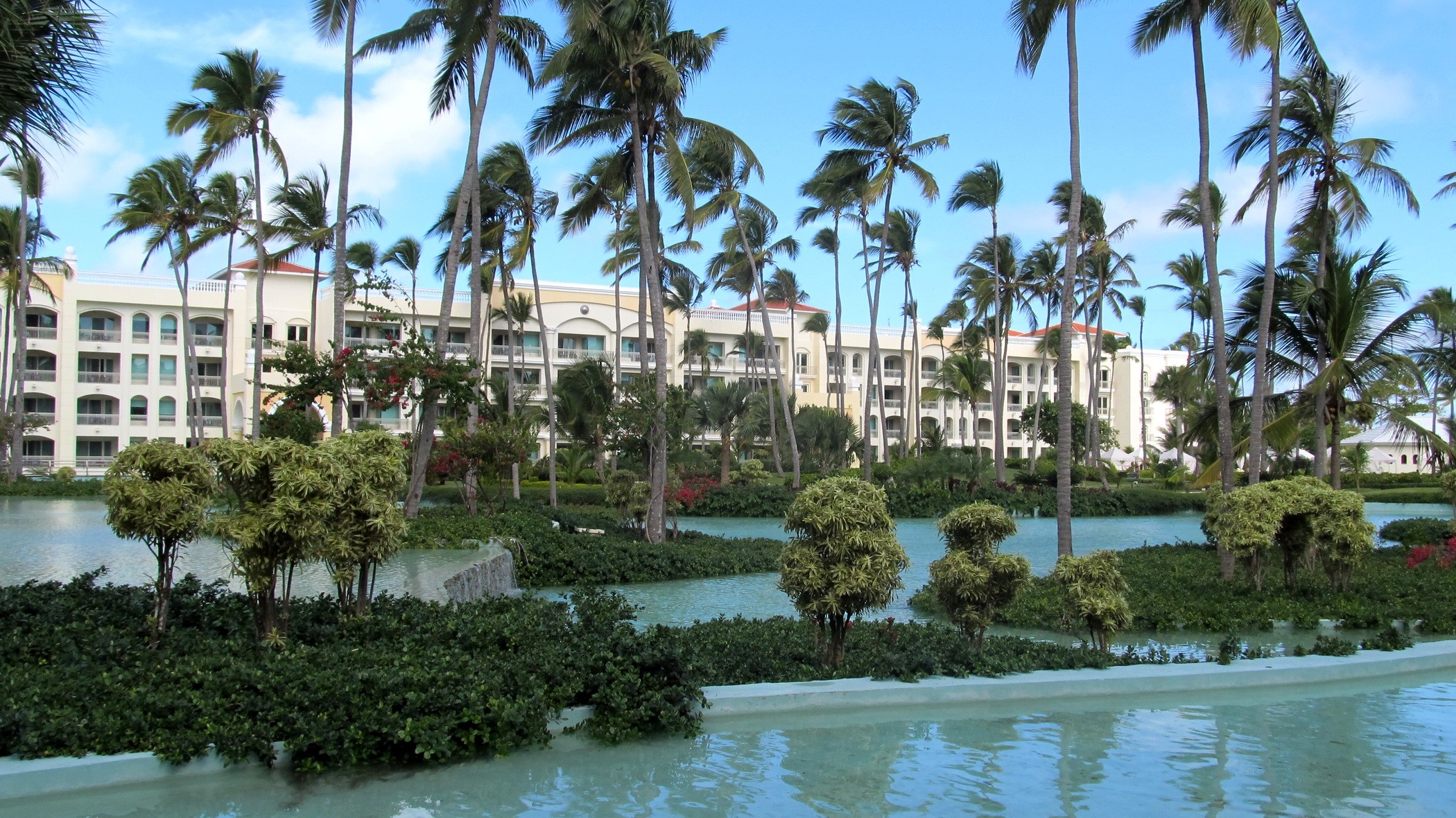 Resort with palm trees and a pool HD Wallpaper
