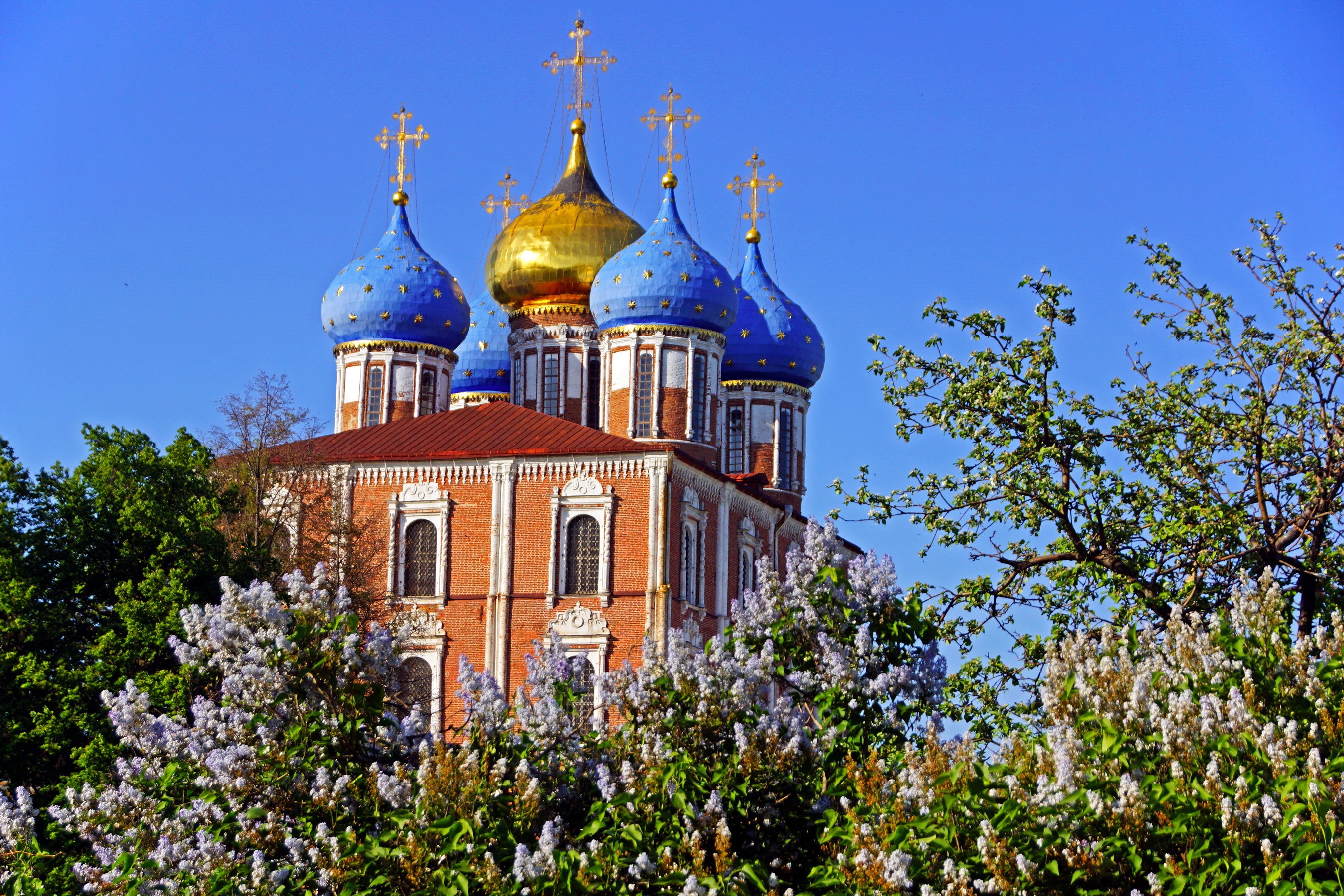 Church with blue and gold domes in Russia HD Wallpaper