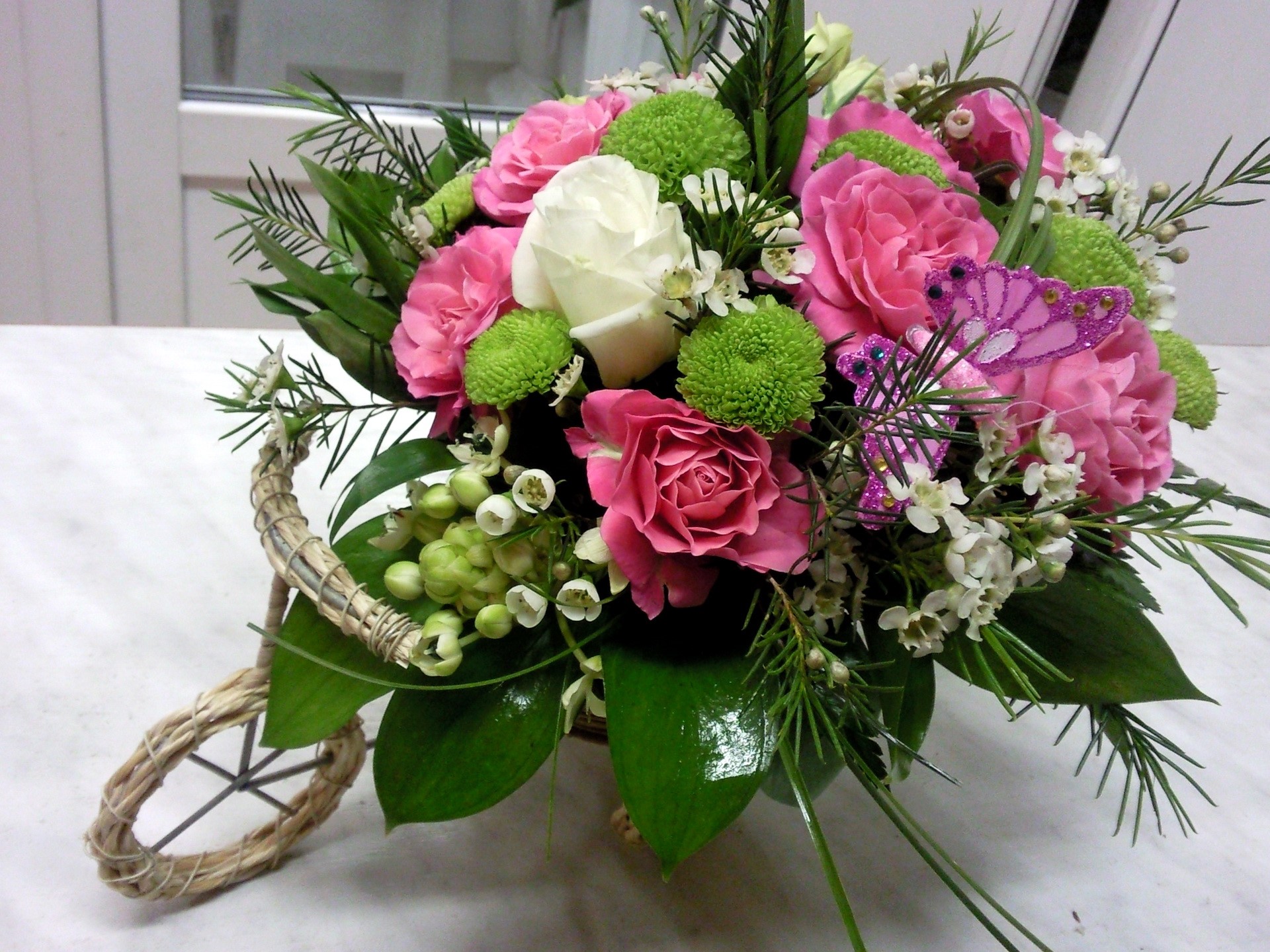 Bouquet with pink roses, white rose, and green flowers HD Wallpaper
