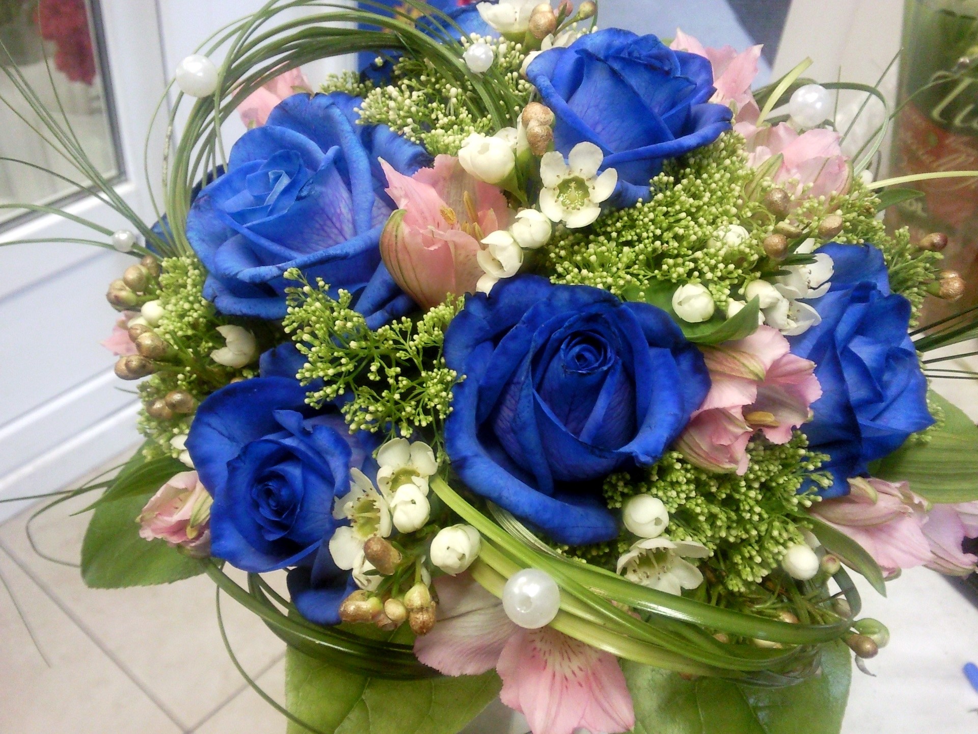 Blue and pink rose bouquet with greenery and pearls HD Wallpaper