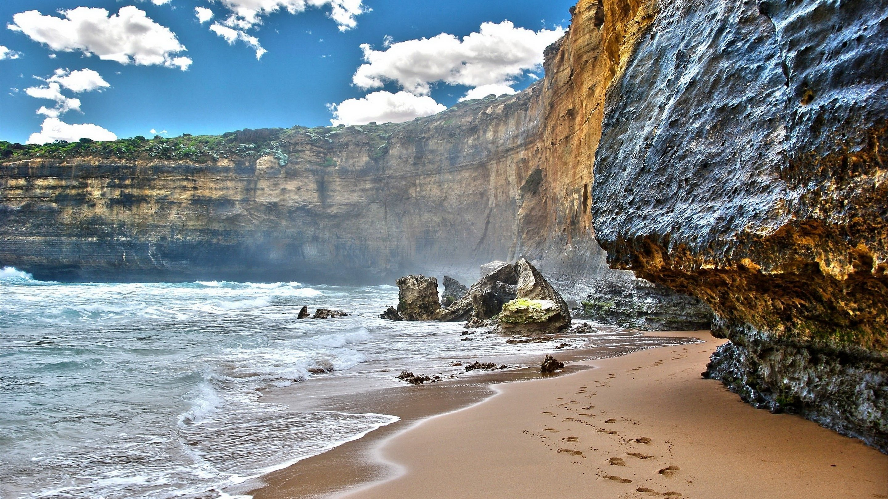 Beach with cliffs and ocean waves HD Wallpaper