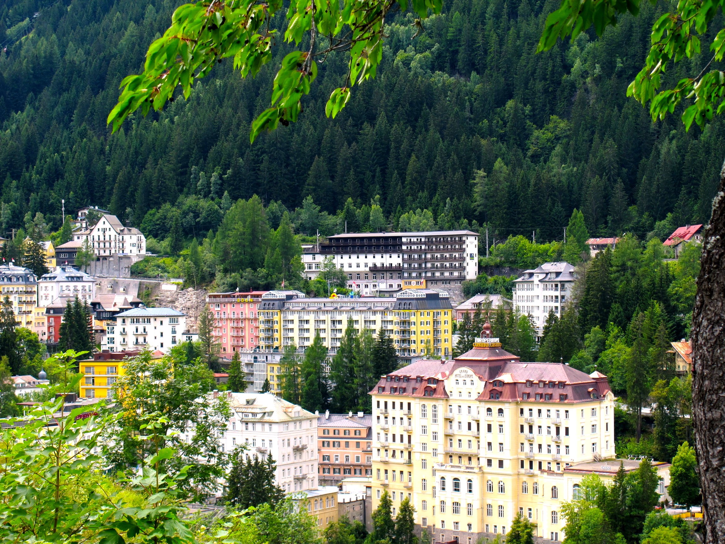 Town in the Austrian Alps HD Wallpaper