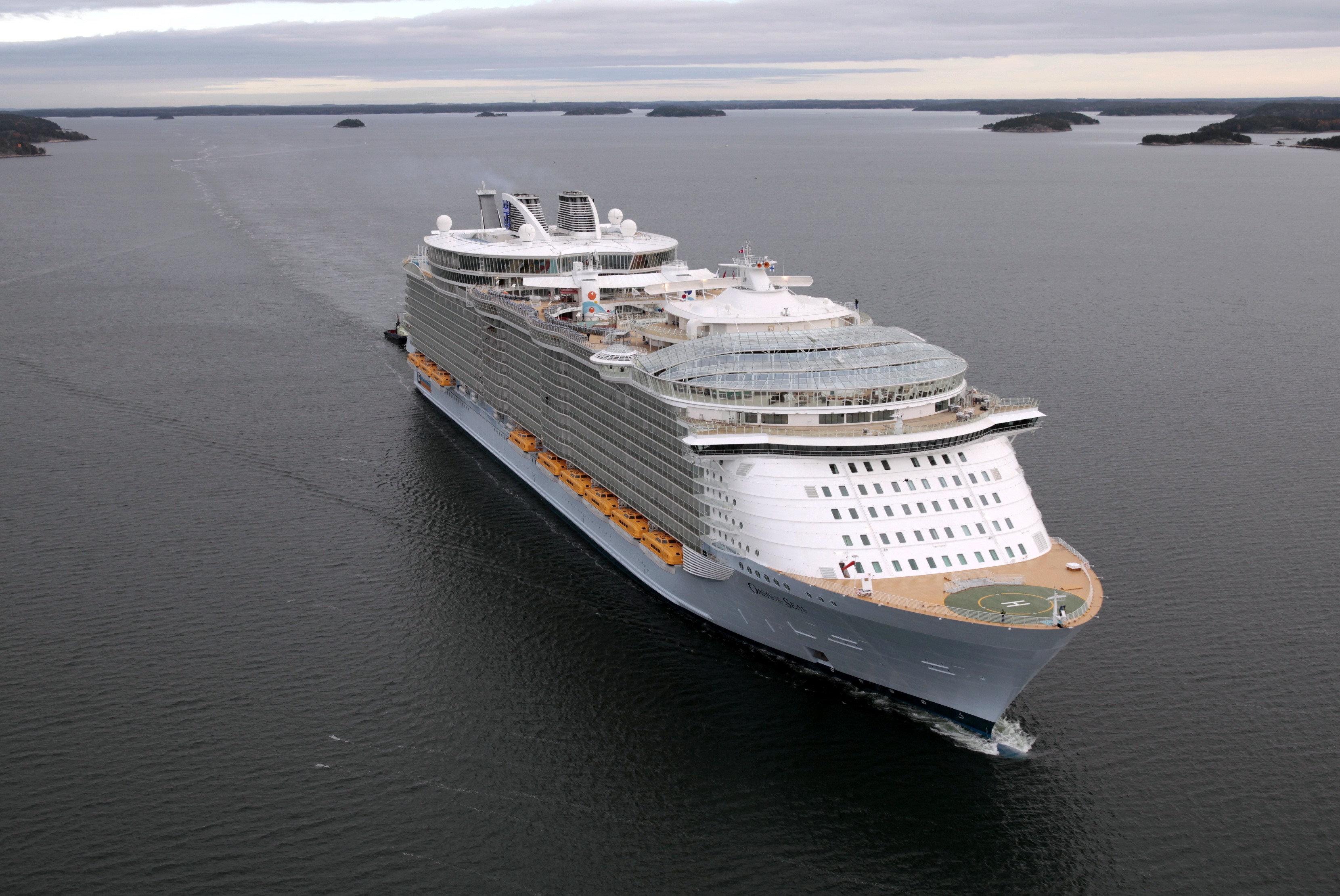 Large cruise liner sailing on the water HD Wallpaper
