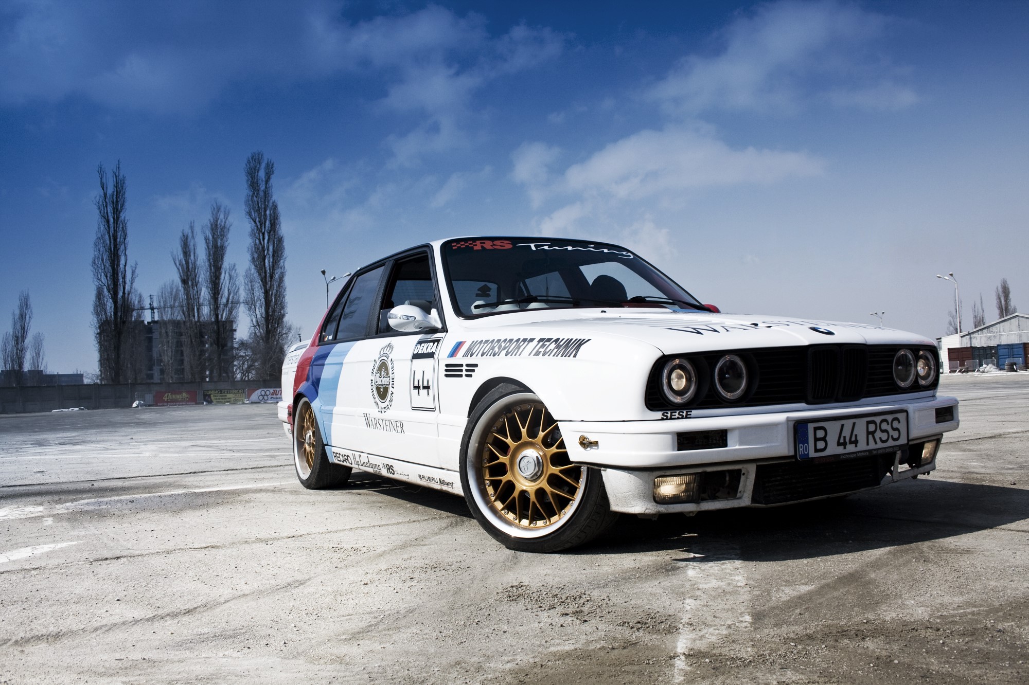 White BMW E30 M3 Motorsport Technik HD Wallpaper