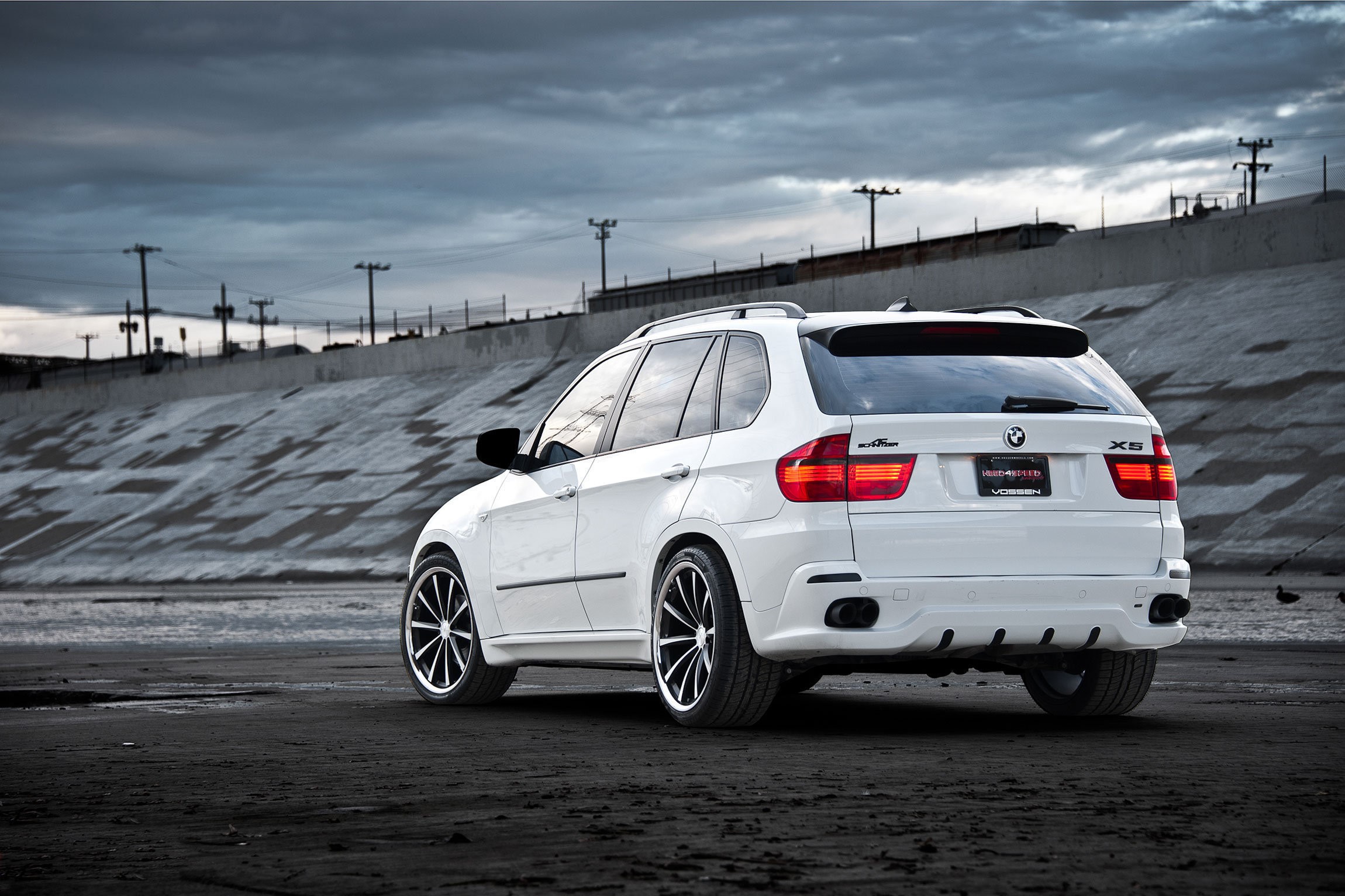 White BMW X5 parked on a beach HD Wallpaper