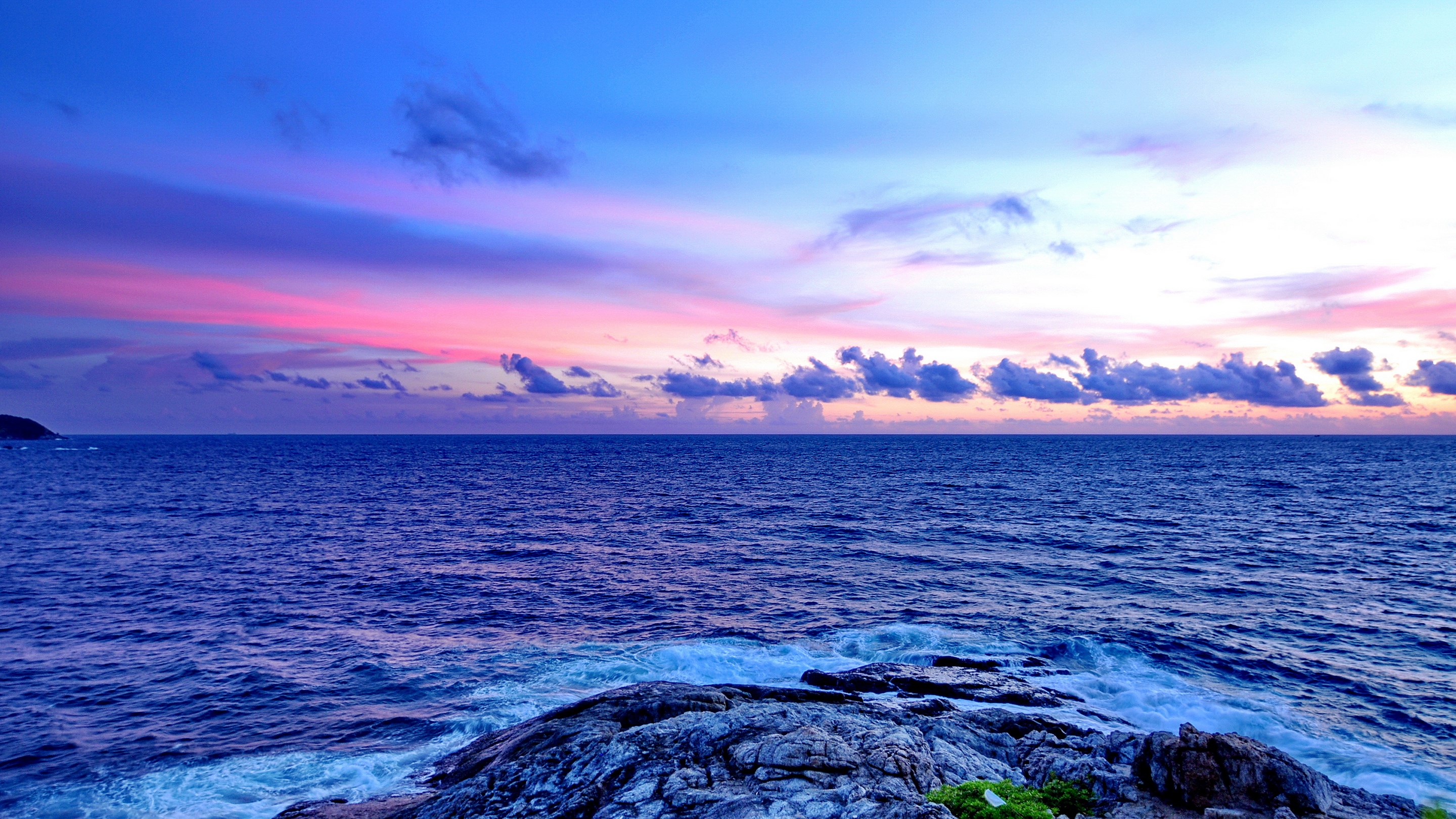 Ocean waves crash on rocky shore at sunset HD Wallpaper