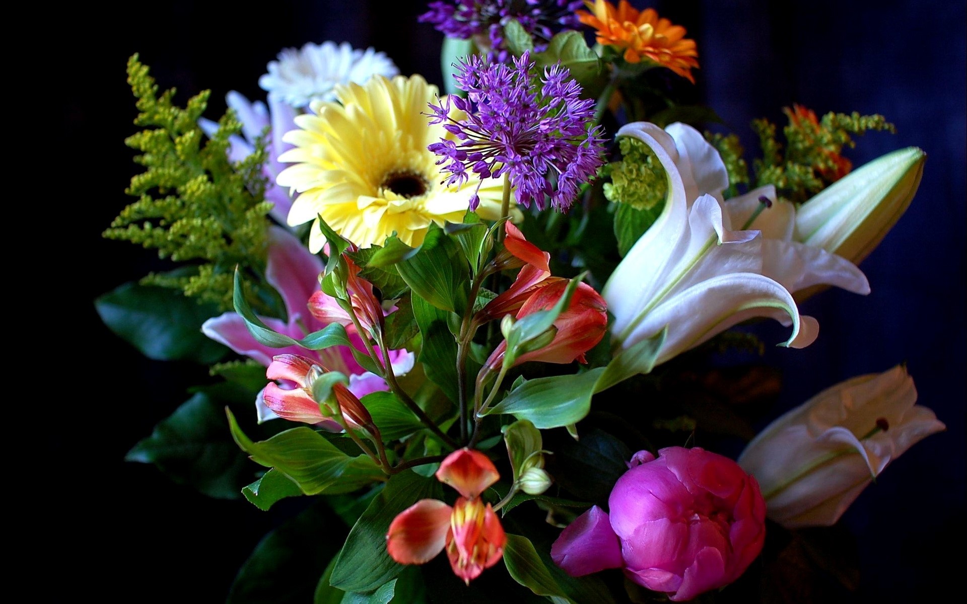 Bouquet of assorted flowers HD Wallpaper