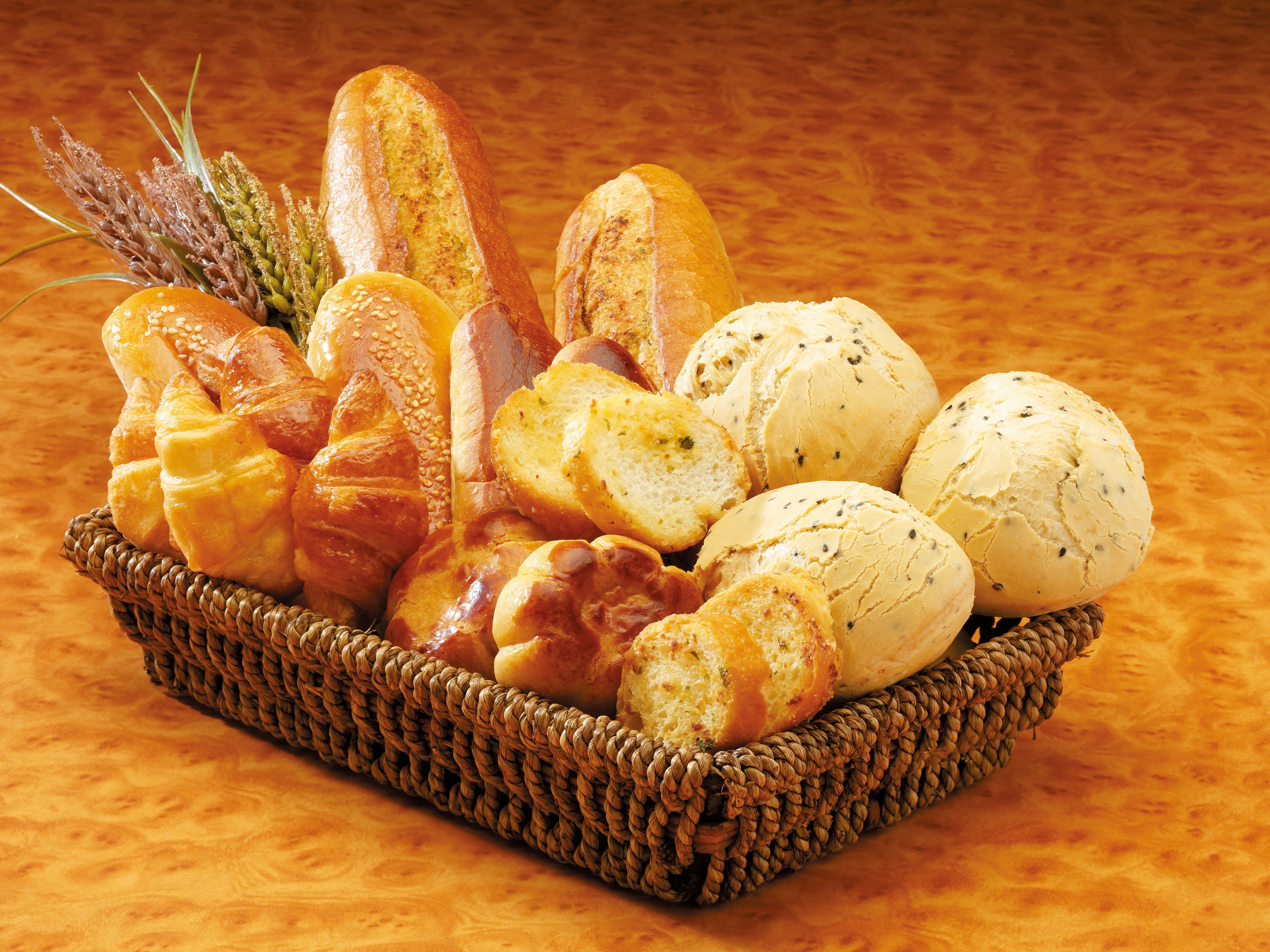 Basket of assorted breads and pastries HD Wallpaper