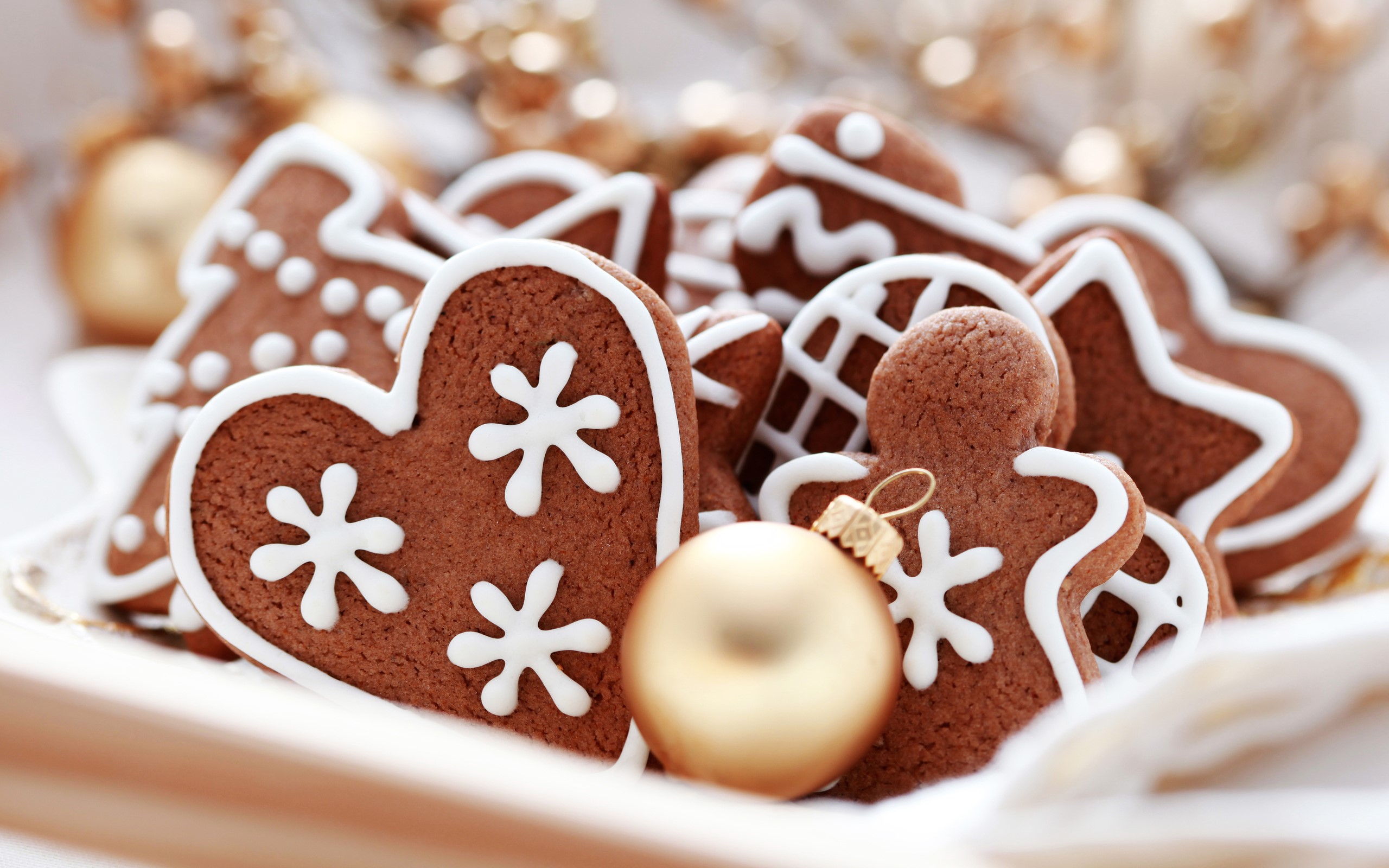 Gingerbread cookies with white icing and ornaments HD Wallpaper