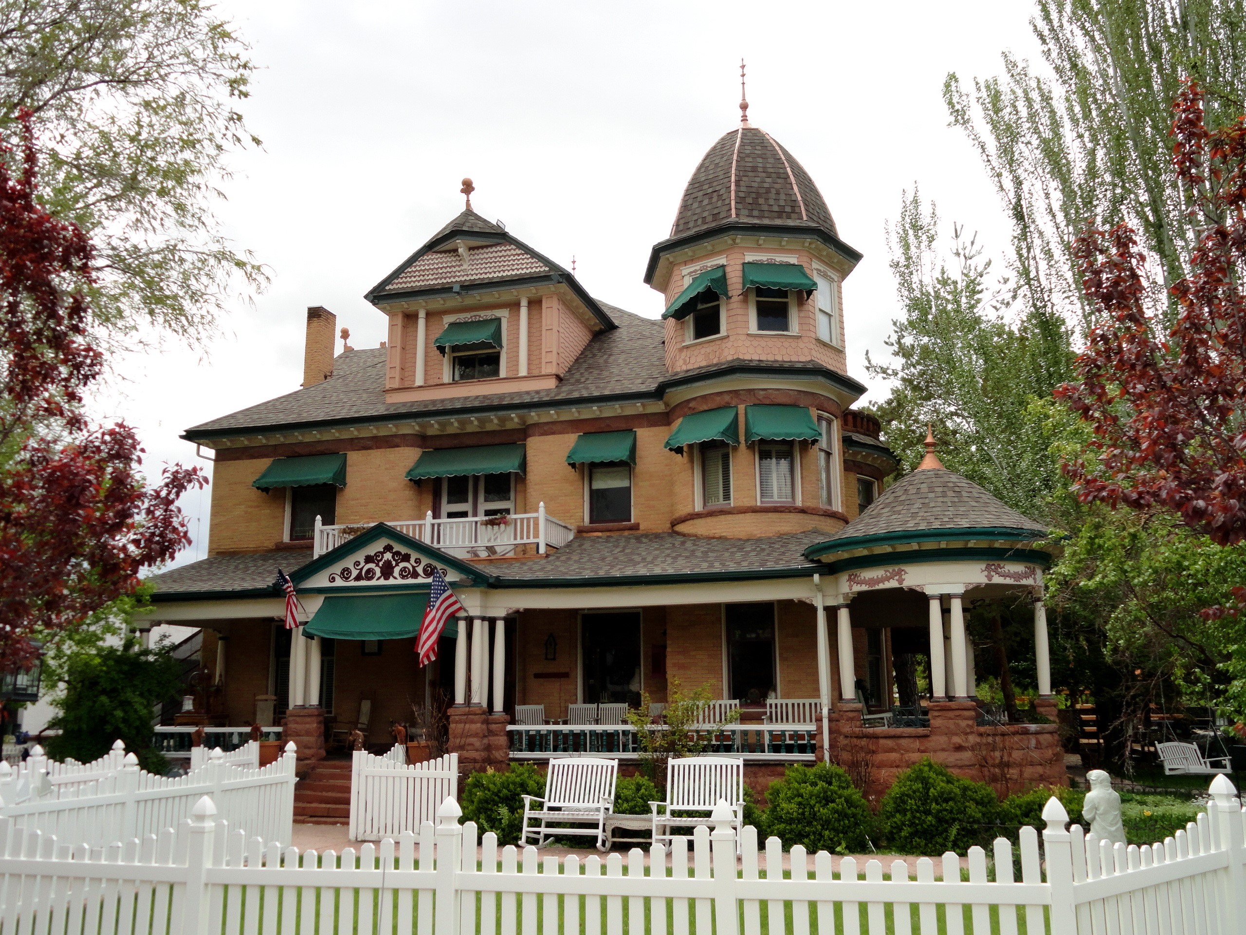 Victorian house in Utah with white picket fence HD Wallpaper