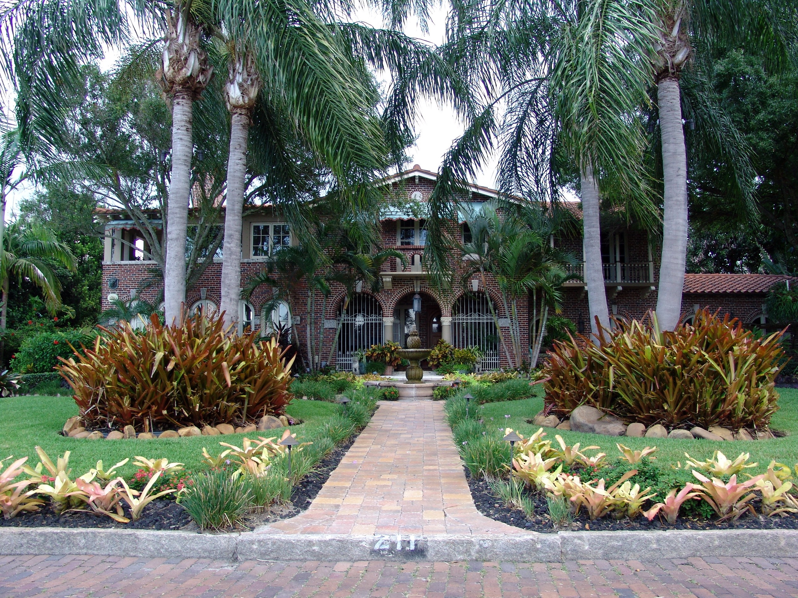 House in Florida with Palm Trees and Garden HD Wallpaper