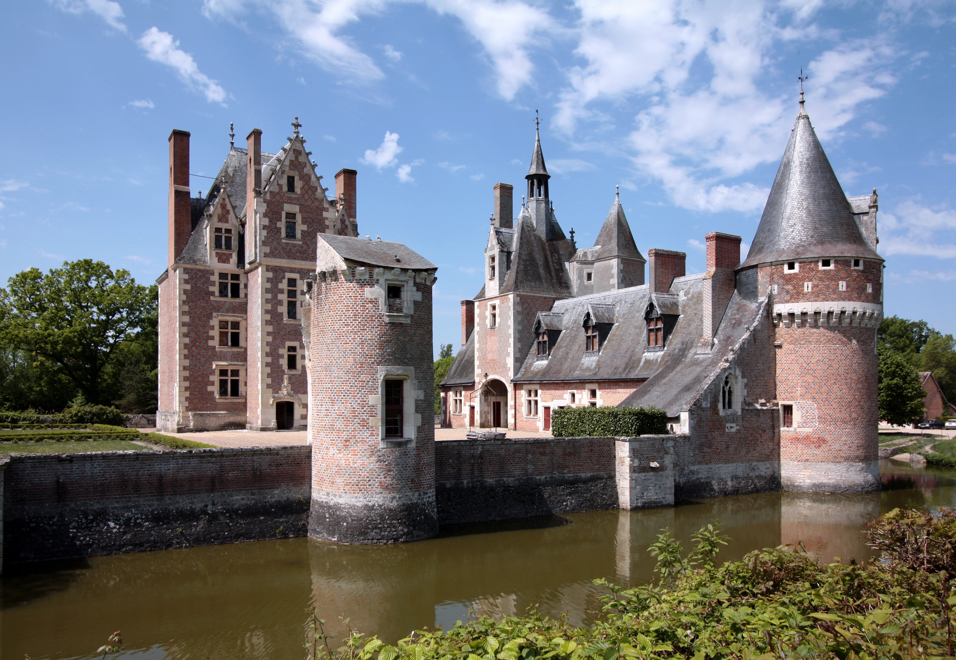 Chateau de Brissac, France HD Wallpaper