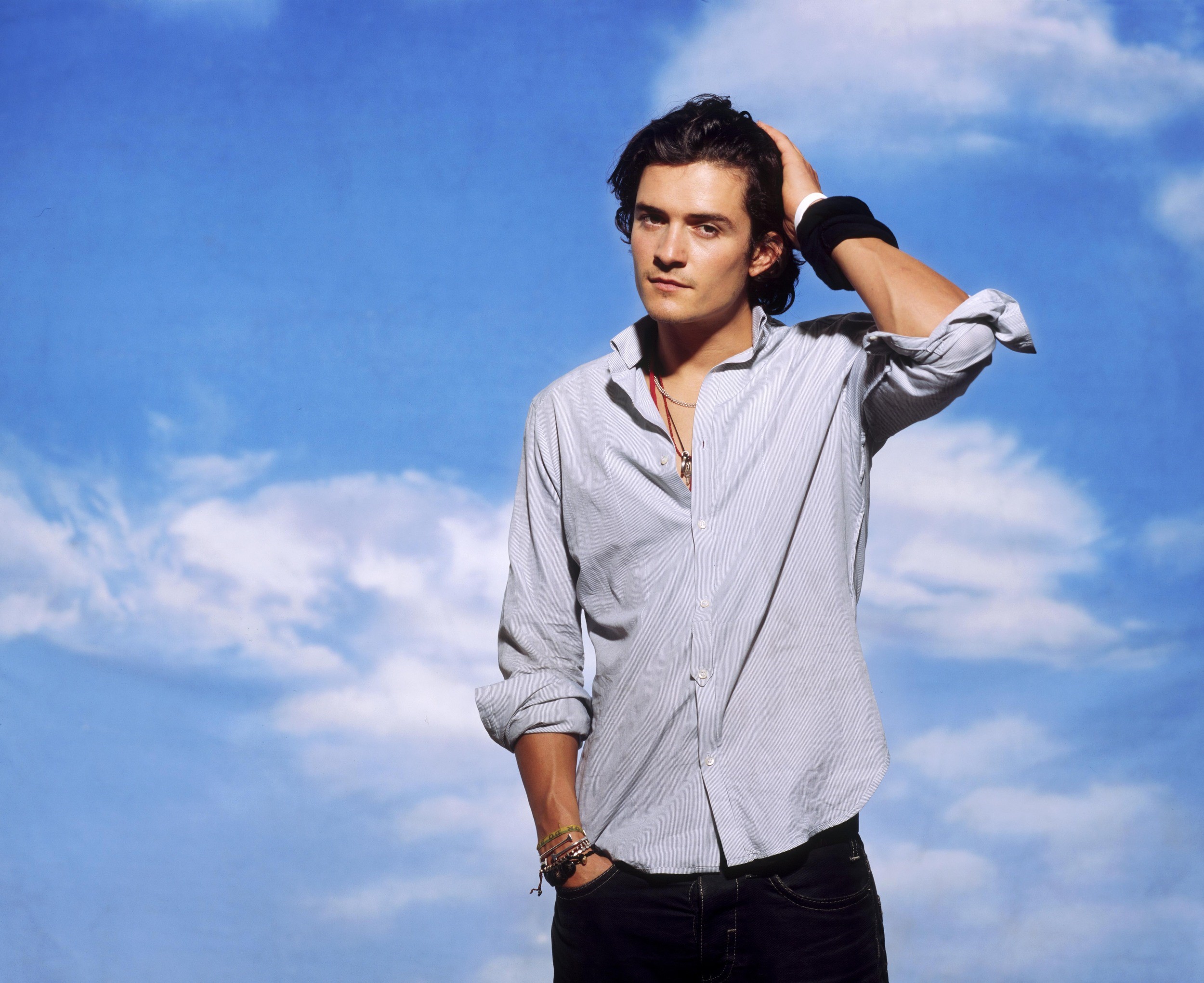 Orlando Bloom posing against a blue sky HD Wallpaper