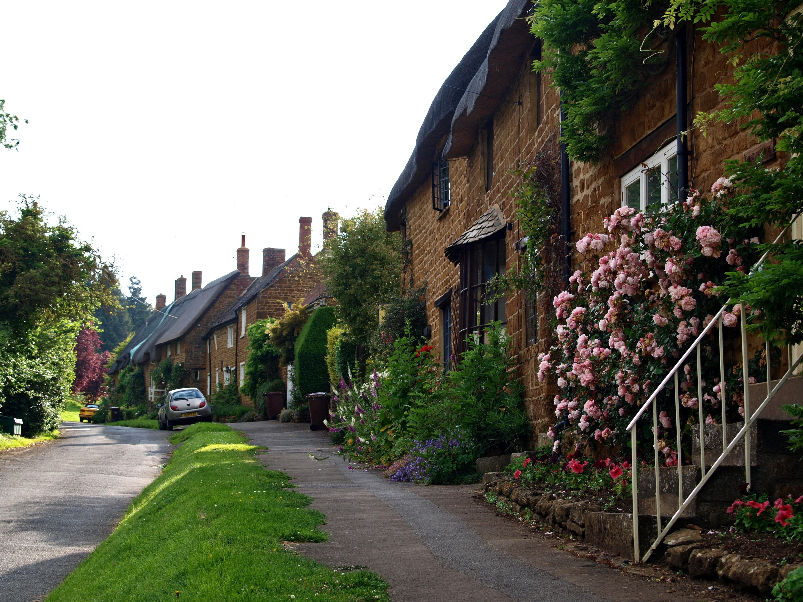 Cottage row in a village in the United Kingdom HD Wallpaper