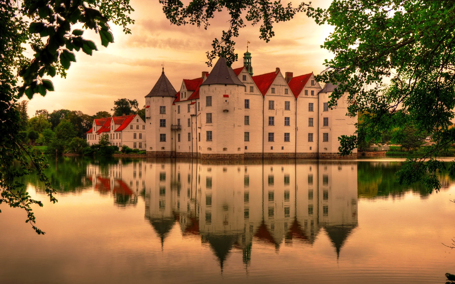 Schloss Glücksburg castle reflected in water HD Wallpaper