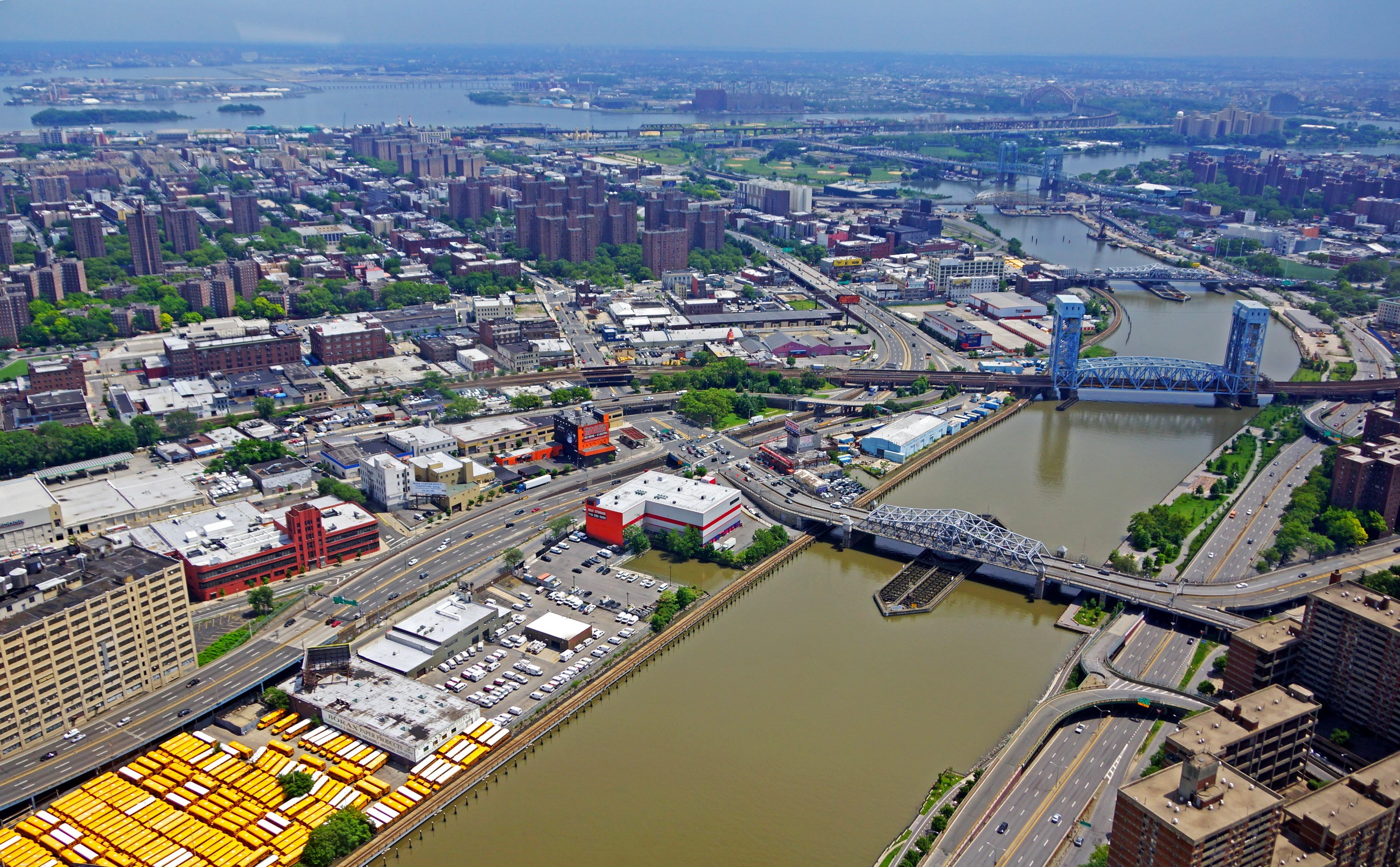 Aerial view of New York City with bridges and waterways HD Wallpaper