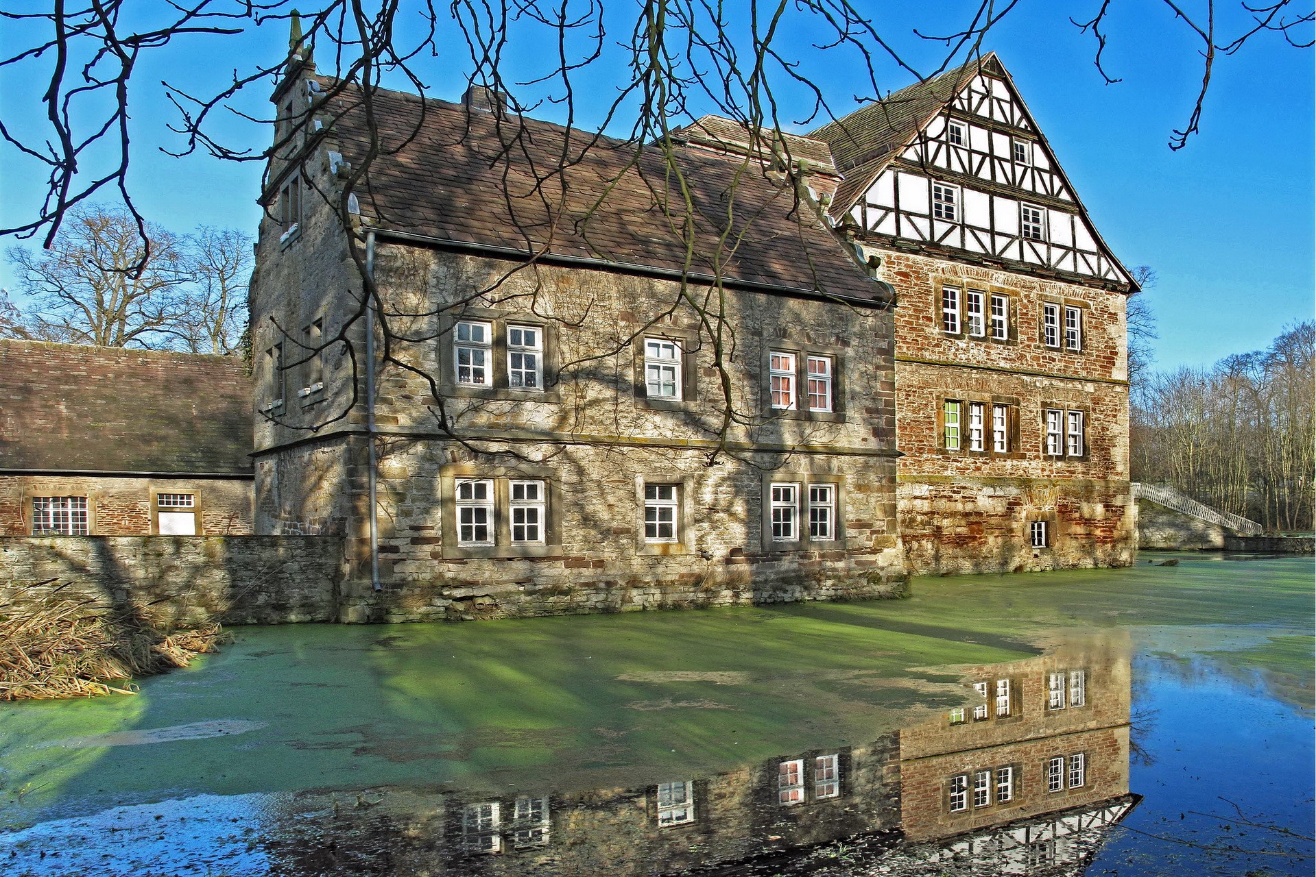 Schloss Schweckhausen castle reflected in water HD Wallpaper