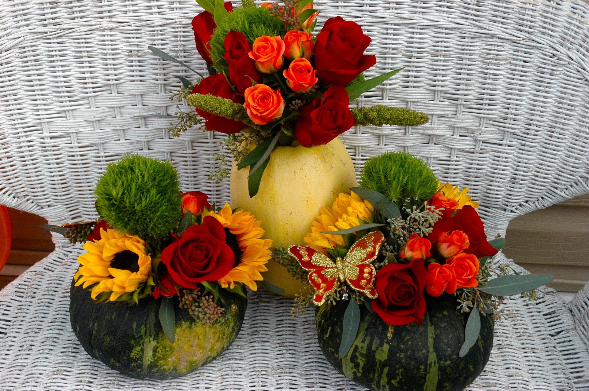 Floral arrangements in pumpkins HD Wallpaper