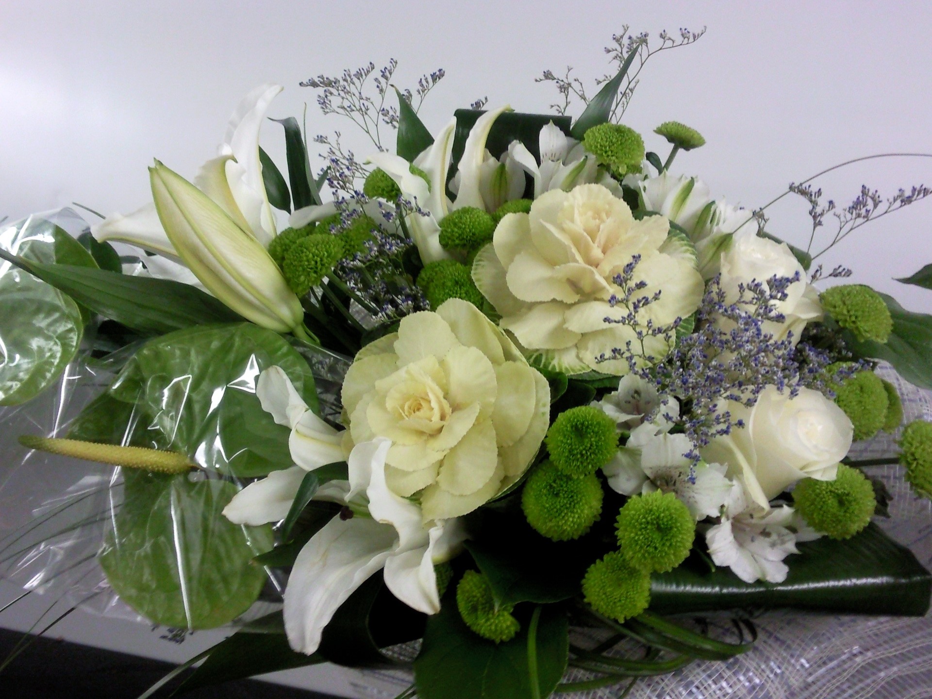 White and green floral arrangement HD Wallpaper