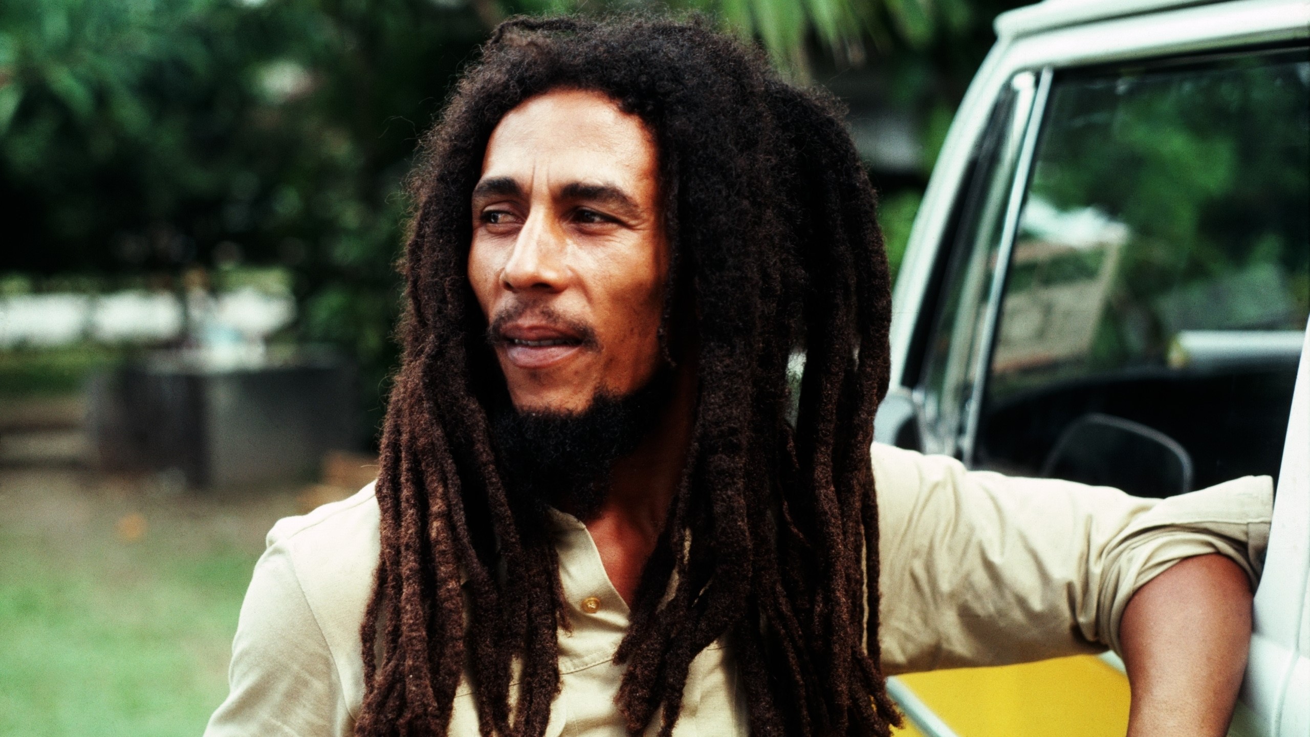 Bob Marley leaning on a car HD Wallpaper