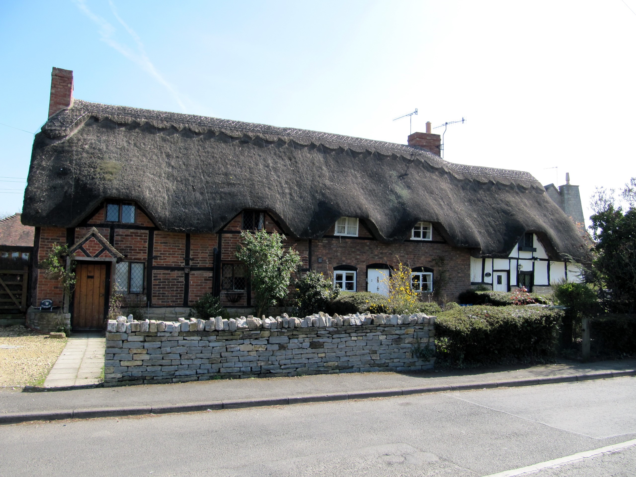 Thatched Cottage in the United Kingdom HD Wallpaper