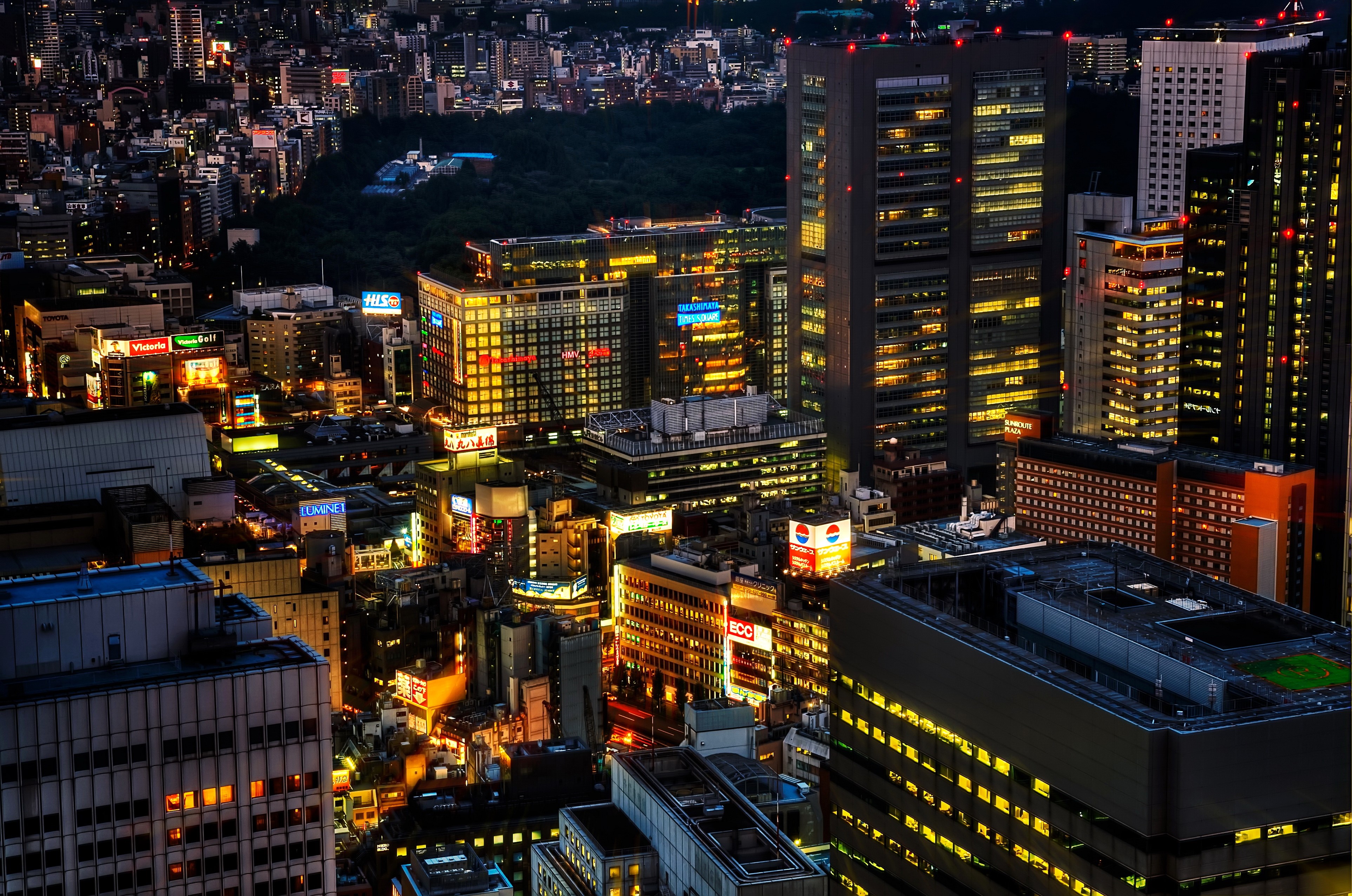 4K Night Cityscape in Japan HD Wallpaper