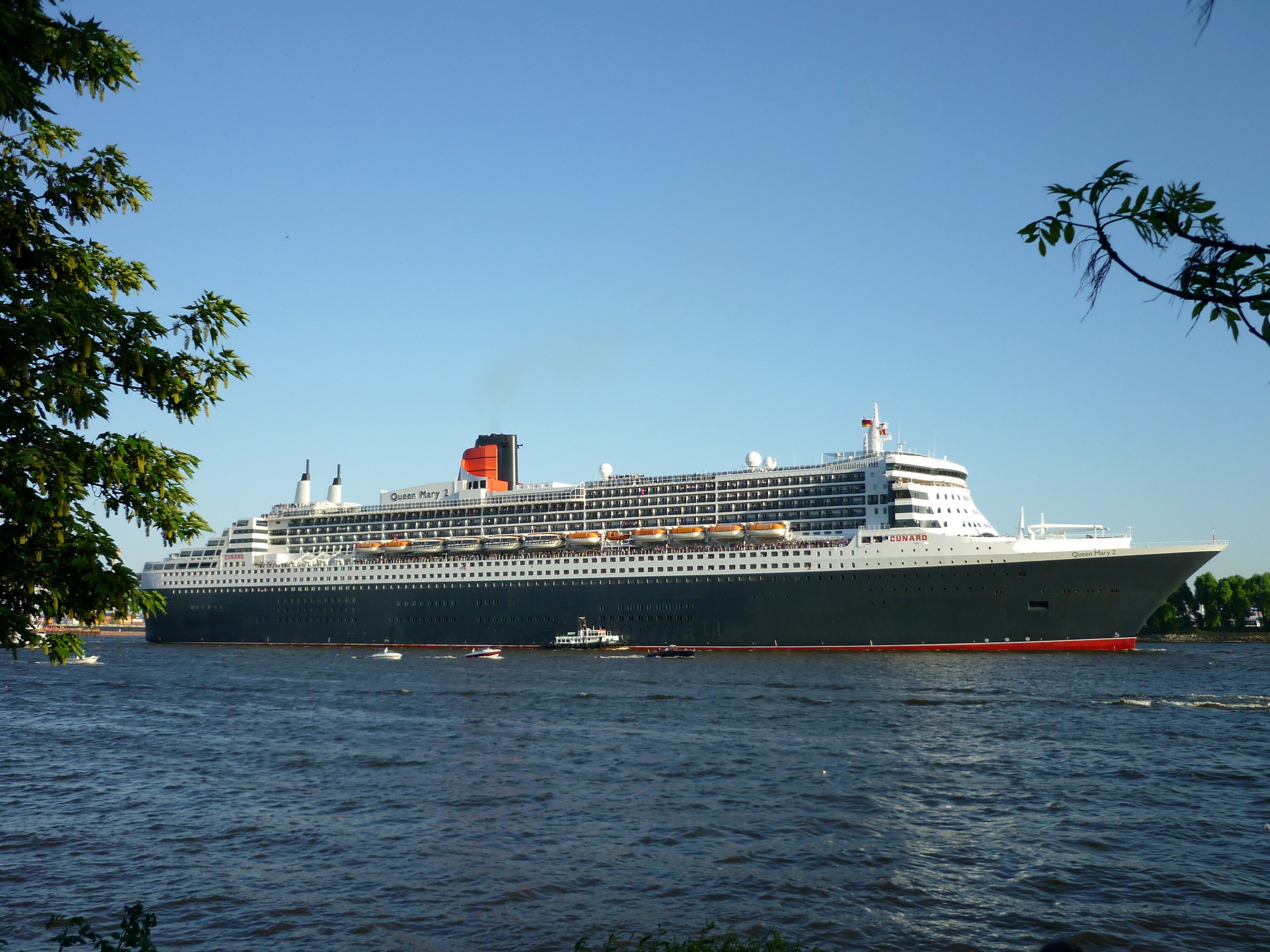 Queen Mary 2 cruise liner on the water HD Wallpaper