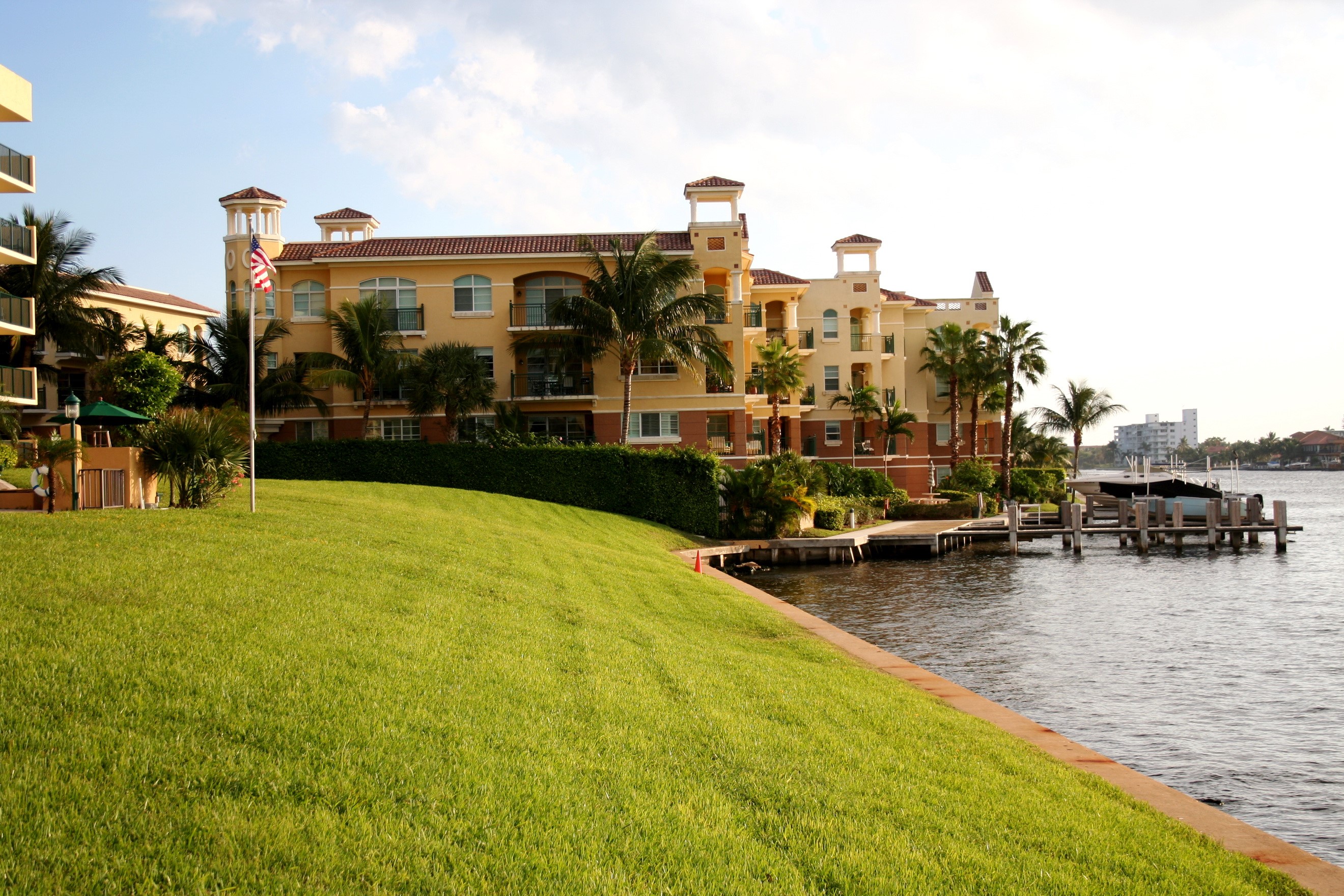 Apartment building on a canal in Florida HD Wallpaper