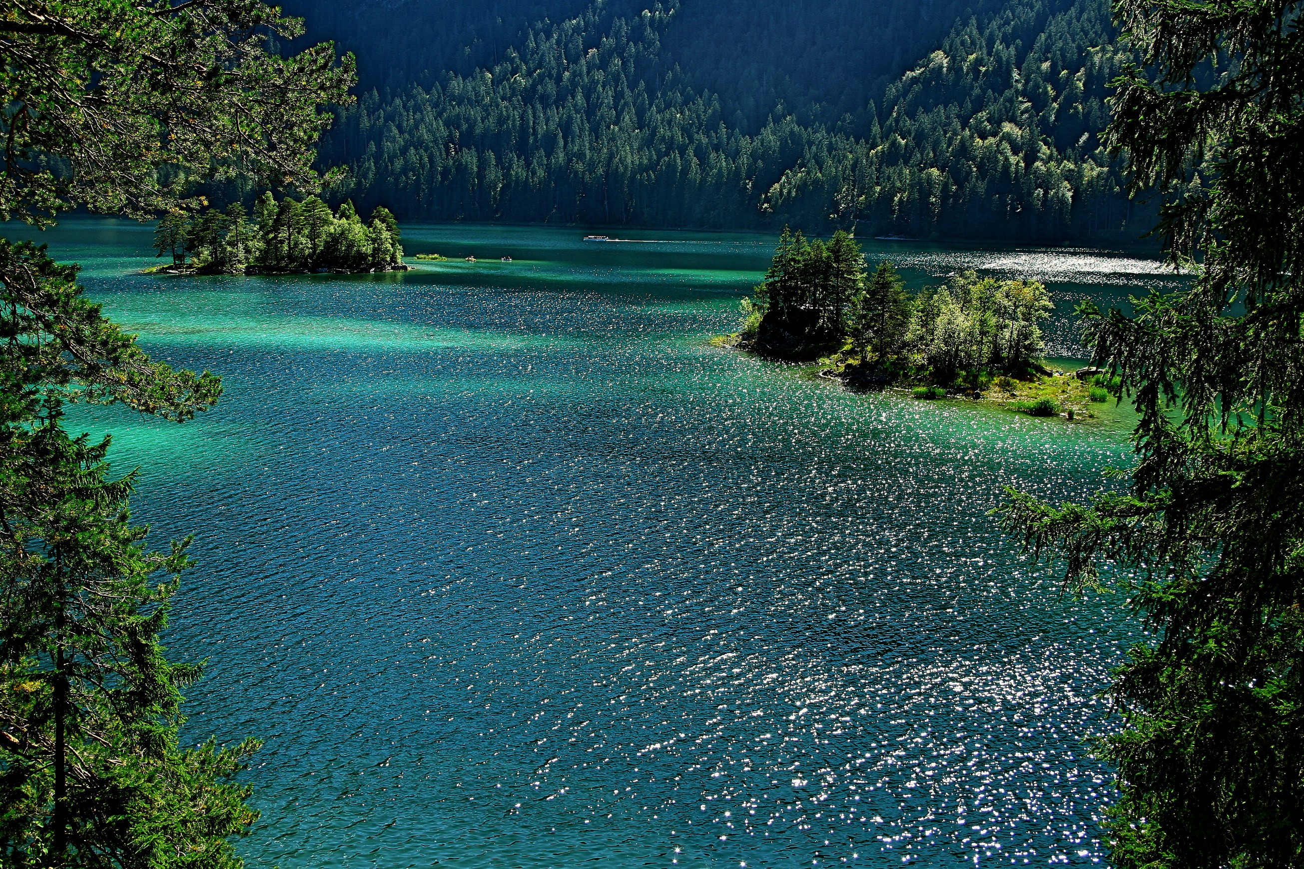 Turquoise lake with islands and evergreen forest HD Wallpaper